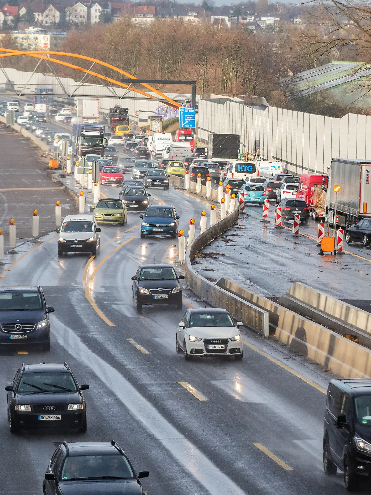 ARCHIV - 17.02.2020, Nordrhein-Westfalen, Recklinghausen: Autos fahren durch die Baustelle auf der Autobahn 43. Bundesverkehrsminister Volker Wissing (FDP) stößt mit seinem Wunsch nach schneller Zustimmung der Länder für bestimmte Autobahnprojekte auf Ablehnung in Nordrhein-Westfalen. (zu dpa «NRW will keine Blanko-Vollmacht für schnelleren Autobahnbau geben») Foto: Marcel Kusch/dpa +++ dpa-Bildfunk +++