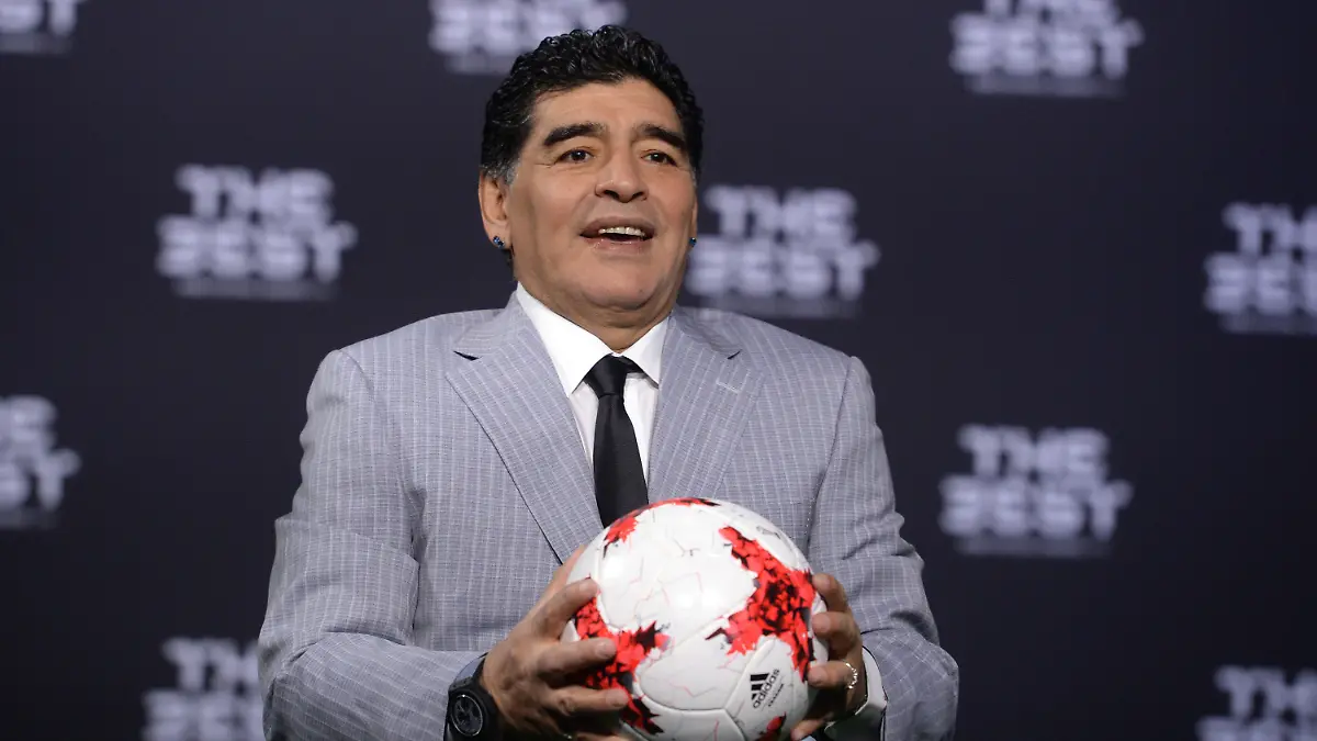 ARCHIV - 09.01.2017, Schweiz, Zürich: Fußball: Gala zur Wahl des Weltfußballers 2016 und der Weltfußballerin 2016. Der ehemalige argentinische Fußballspieler Diego Maradona kommt zur Gala. (zu dpa «Bericht: Medizinische Versorgung von Maradona zuletzt unzureichend») Foto: picture alliance / Patrick Seeger/dpa +++ dpa-Bildfunk +++