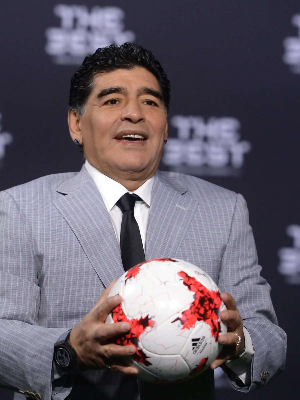 ARCHIV - 09.01.2017, Schweiz, Zürich: Fußball: Gala zur Wahl des Weltfußballers 2016 und der Weltfußballerin 2016. Der ehemalige argentinische Fußballspieler Diego Maradona kommt zur Gala. (zu dpa «Bericht: Medizinische Versorgung von Maradona zuletzt unzureichend») Foto: picture alliance / Patrick Seeger/dpa +++ dpa-Bildfunk +++
