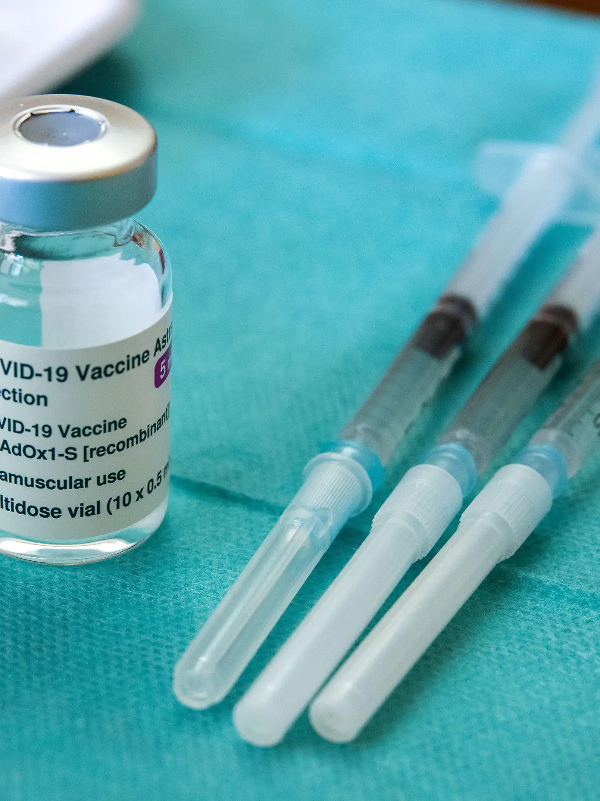 ARCHIV - 26.03.2021, Mecklenburg-Vorpommern, Neubukow: Drei vorbereitete Spritzen mit dem Corona-Impfstoff AstraZeneca liegen in der Hausarztpraxis von Stefan Zutz. Die Leiter von fünf der sechs Uni-Kliniken in Nordrhein-Westfalen sprechen sich in einem gemeinsamen Brief an den Bundes- und Landesgesundheitsminister für den vorläufigen Stopp von Impfungen jüngerer Frauen mit dem Wirkstoff von Astrazeneca aus. Foto: Jens Büttner/dpa-Zentralbild/dpa +++ dpa-Bildfunk +++