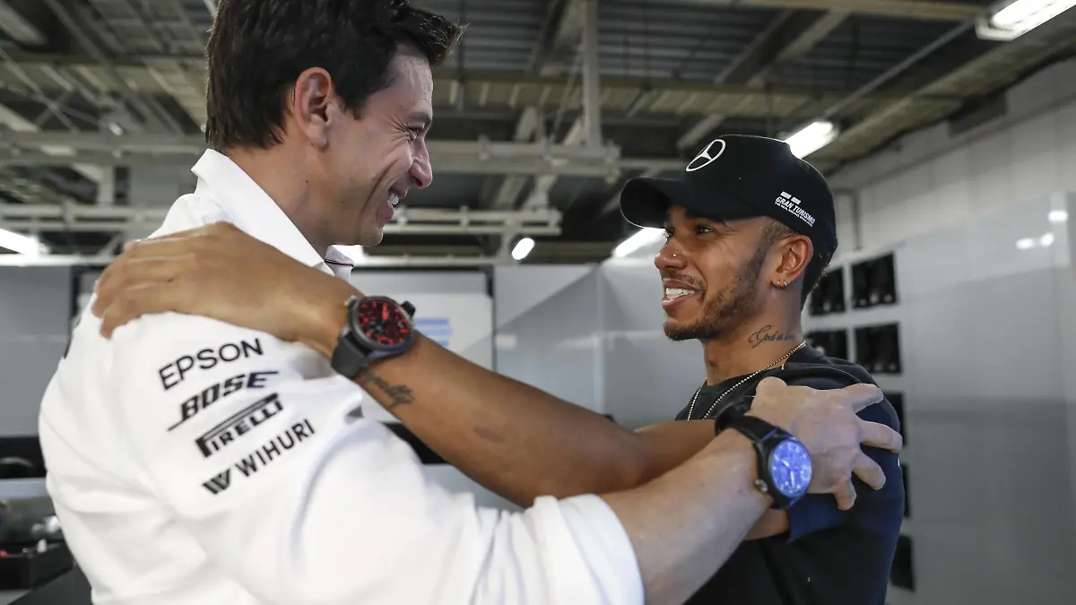  44 Lewis Hamilton GBR, Mercedes AMG Petronas F1 Team, Toto Wolff AUT, Mercedes AMG Petronas Formula One Team Motorsports: FIA Formula One World Championship WM Weltmeisterschaft 2018, Grand Prix of Japan, World Championship 2018 Grand Prix Japan Suzuka Japan