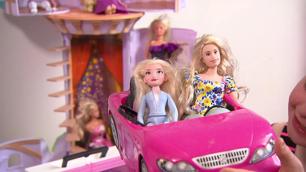 Die Barbie mit Down-Syndrom sitzt im pinkfarbenen Plastik-Cabrio.