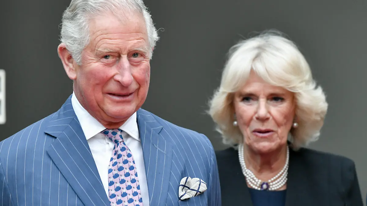 ARCHIV - 07.05.2019, Berlin: Der britische Prinz Charles und seine Frau, Herzogin Camilla, nehmen an der Queen's Birthday Party in der Residenz des Botschafters von Großbritannien teil. (zu dpa «Prinz Charles und Camilla zum Volkstrauertag in Berlin») Foto: Jens Kalaene/dpa-Zentralbild/dpa +++ dpa-Bildfunk +++