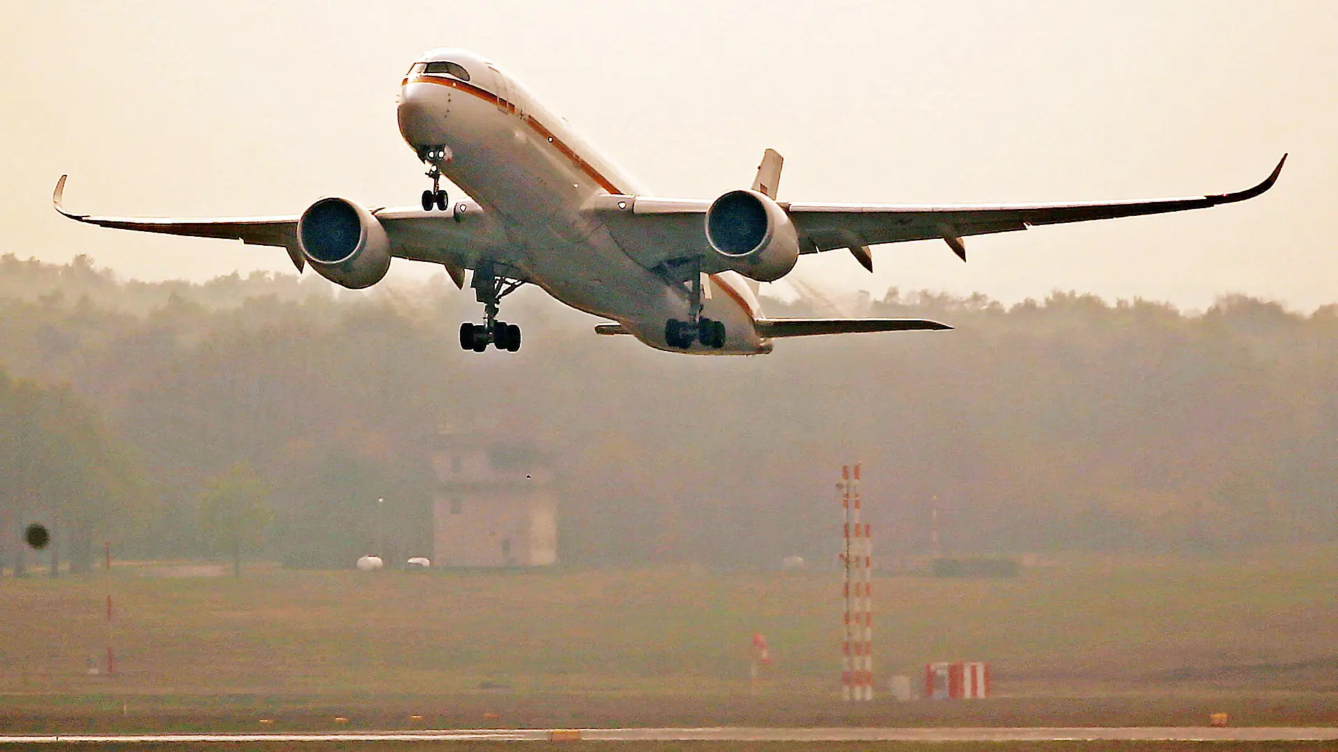 01.05.2021, Nordrhein-Westfalen, Köln: Ein Bundeswehr-Airbus A350 «Kurt Schumacher» der Luftwaffe startet auf dem Flughafen Köln/Bonn. Die Maschine der Luftwaffe ist mit Hilfsmaterial für das von einer besonders schlimmen Corona-Welle erfasste Indien gestartet. Foto: Oliver Berg/dpa +++ dpa-Bildfunk +++