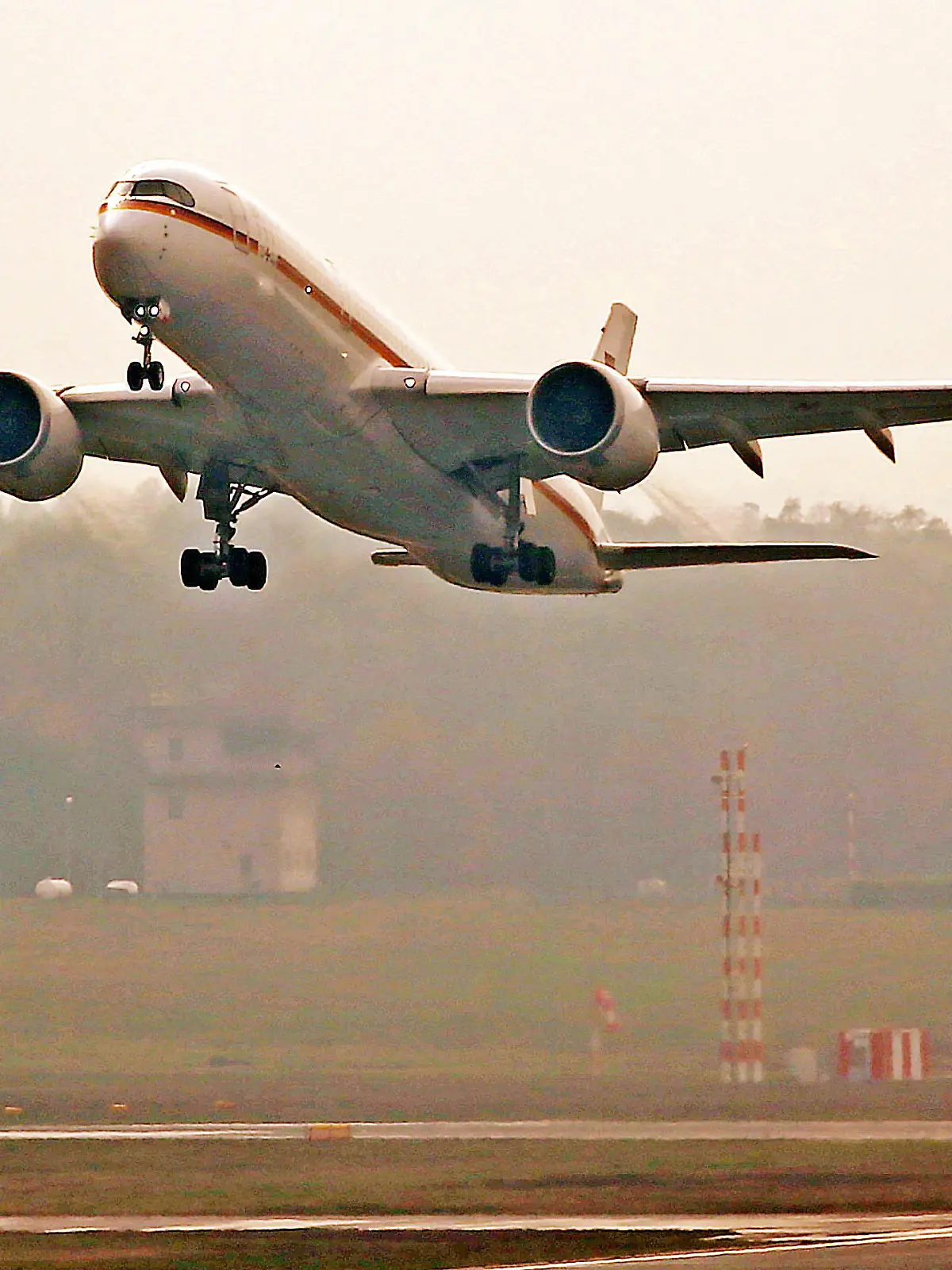 01.05.2021, Nordrhein-Westfalen, Köln: Ein Bundeswehr-Airbus A350 «Kurt Schumacher» der Luftwaffe startet auf dem Flughafen Köln/Bonn. Die Maschine der Luftwaffe ist mit Hilfsmaterial für das von einer besonders schlimmen Corona-Welle erfasste Indien gestartet. Foto: Oliver Berg/dpa +++ dpa-Bildfunk +++