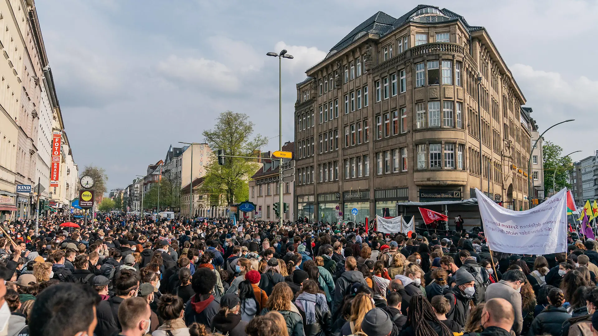  01.05.2021, Berlin, Deutschland, GER - Auftaktkundgebung zur revolutionären 1. Mai Demonstration in Berlin-Neukölln auf derm Hermanplatz. . *** 01 05 2021, Berlin, Germany, GER Kick-off rally for the revolutionary 1 May demonstration in Berlin Neukölln on Hermanplatz