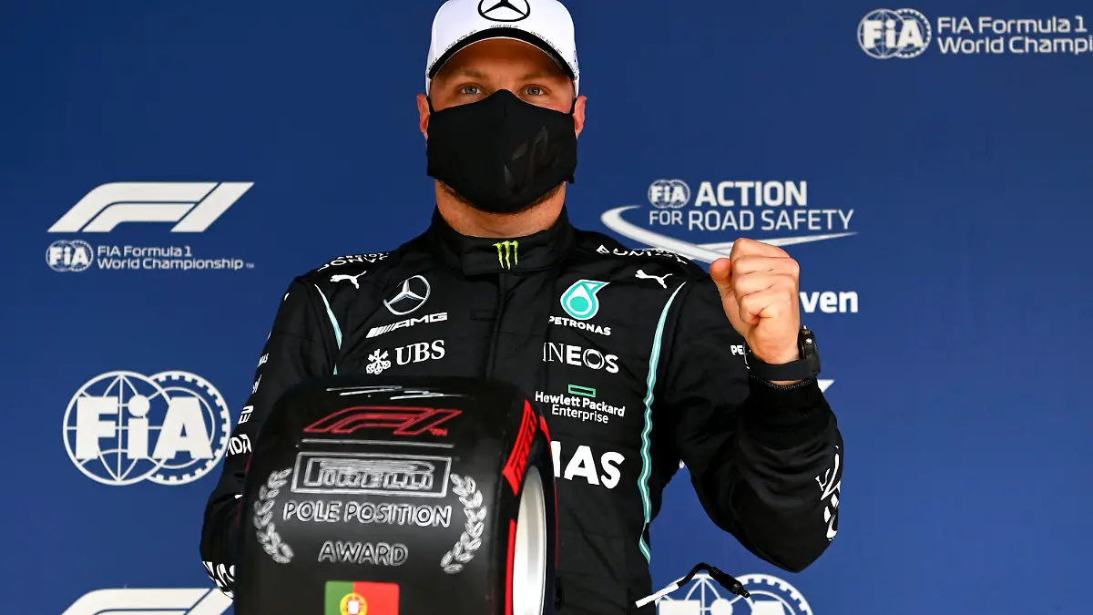 01.05.2021, Portugal, Portimao: Motorsport: Formel-1-Weltmeisterschaft, Grand Prix von Portugal, Algarve International Circuit, Qualifyingsession: Valtteri Bottas aus Finnland vom Team Mercedes freut sich, nachdem er im Qualifying die Pole Position geholt hat. Der Große Preis von Portugal findet am 2. Mai statt. Foto: Gabriel Buoys/Pool AFP/AP/dpa +++ dpa-Bildfunk +++