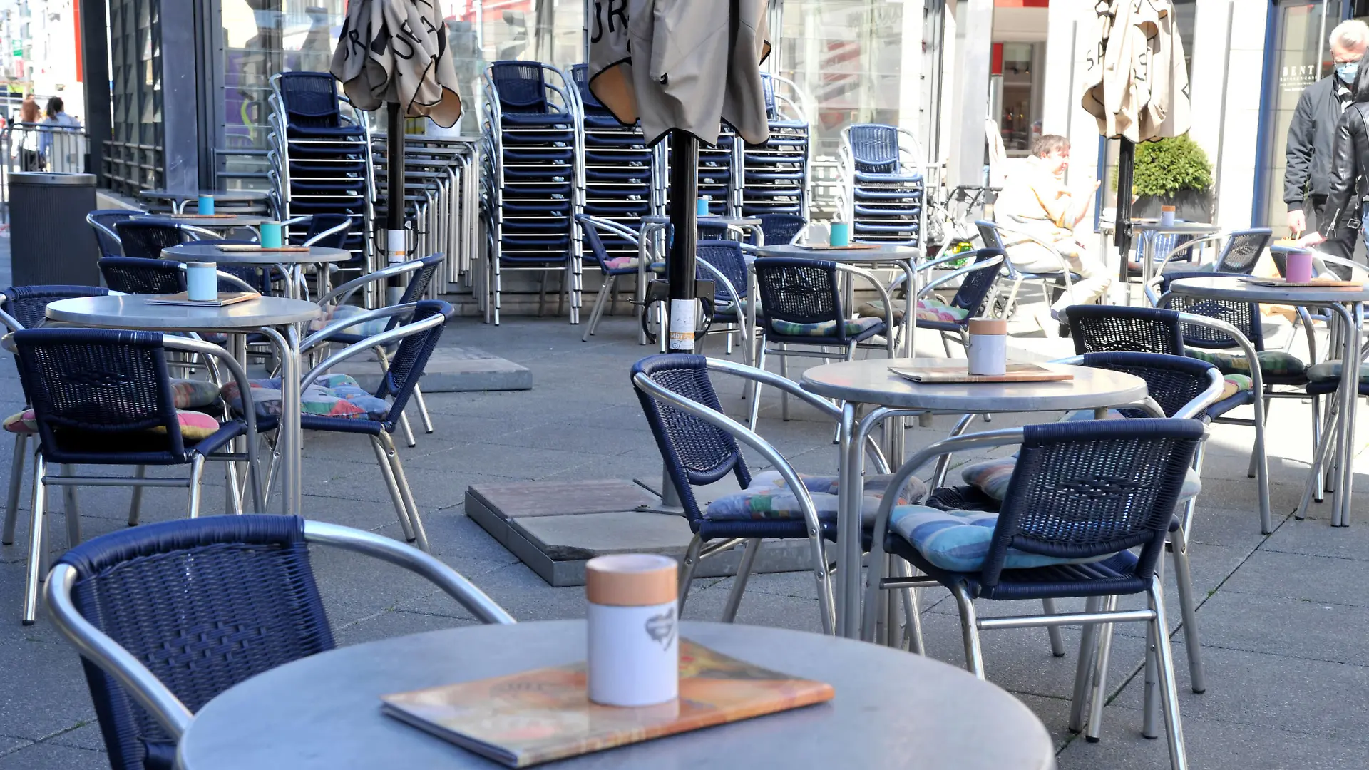 Der Einzelhandel in der Saarbrücker Innenstadt und die Außengastronomie am St. Johanner Markt haben am Freitag 23.04.2021 den letzten Tag geöffnet, bevor die Bundes-Notbremse in kraft tritt. Das sonnige Wetter lockt zu dieser Gelegenheit noch einmal viele Saarländer nach draußen. *** The retail trade in the Saarbrücken city centre and the outdoor gastronomy at the St Johanner Markt will be open on Friday 23 04 2021 for the last day before the federal emergency brake comes into force The sunny weather will once again lure many Saarlanders outdoors on this occasion bub 
