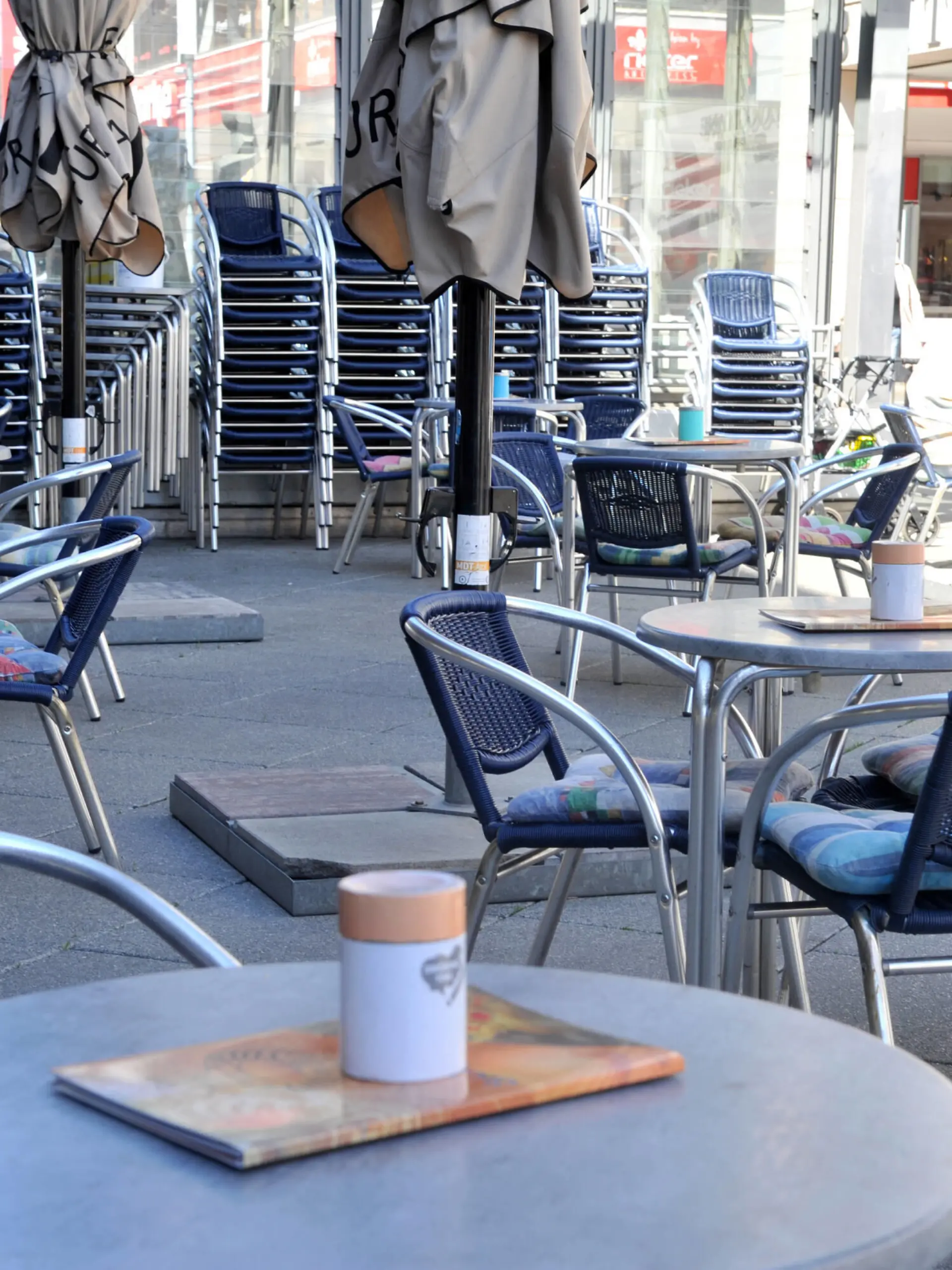 Der Einzelhandel in der Saarbrücker Innenstadt und die Außengastronomie am St. Johanner Markt haben am Freitag 23.04.2021 den letzten Tag geöffnet, bevor die Bundes-Notbremse in kraft tritt. Das sonnige Wetter lockt zu dieser Gelegenheit noch einmal viele Saarländer nach draußen. *** The retail trade in the Saarbrücken city centre and the outdoor gastronomy at the St Johanner Markt will be open on Friday 23 04 2021 for the last day before the federal emergency brake comes into force The sunny weather will once again lure many Saarlanders outdoors on this occasion bub 
