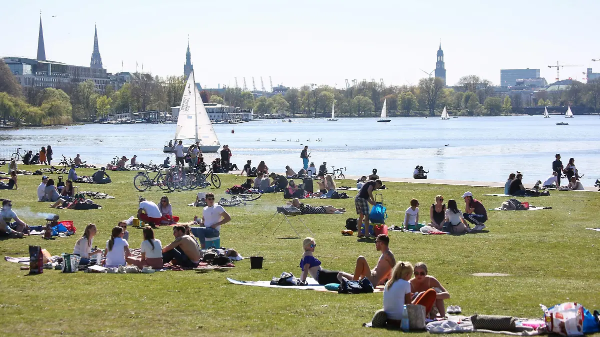 News Themen der Woche KW16 News Bilder des Tages Sonne an der Außenalster in Hamburg 21.04.2019, DEU, Deutschland, Hamburg: Ausflügler geniessen auf einer Wiese an der Außenalster das sommerliche Wetter. Hamburg Hamburg Deutschland *** Sun on the Outer Alster in Hamburg 21 04 2019 DEU Deutschland Hamburg Excursionists enjoy the summer weather Hamburg Hamburg Germany on a meadow on the Outer Alster  