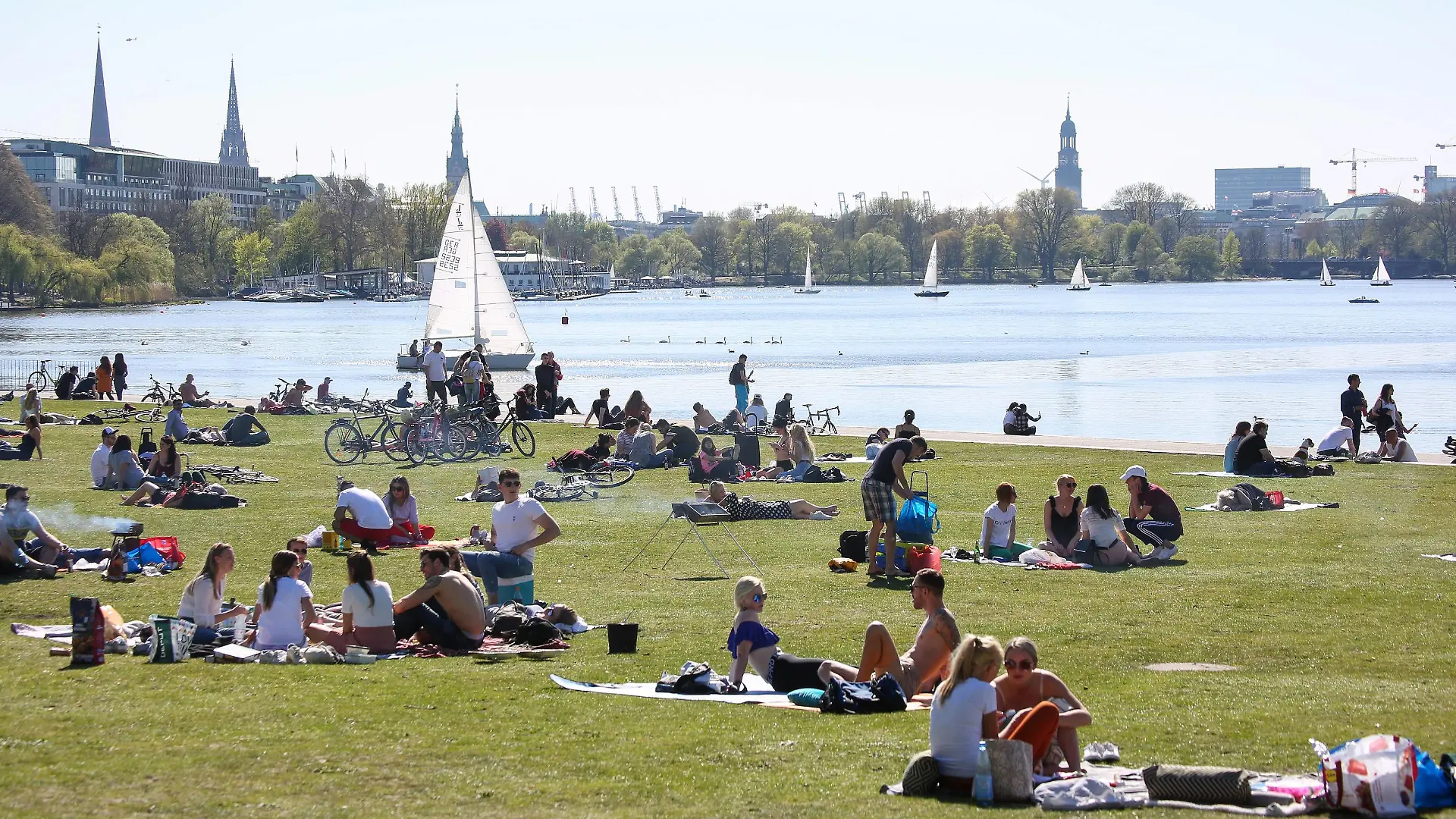 News Themen der Woche KW16 News Bilder des Tages Sonne an der Außenalster in Hamburg 21.04.2019, DEU, Deutschland, Hamburg: Ausflügler geniessen auf einer Wiese an der Außenalster das sommerliche Wetter. Hamburg Hamburg Deutschland *** Sun on the Outer Alster in Hamburg 21 04 2019 DEU Deutschland Hamburg Excursionists enjoy the summer weather Hamburg Hamburg Germany on a meadow on the Outer Alster  