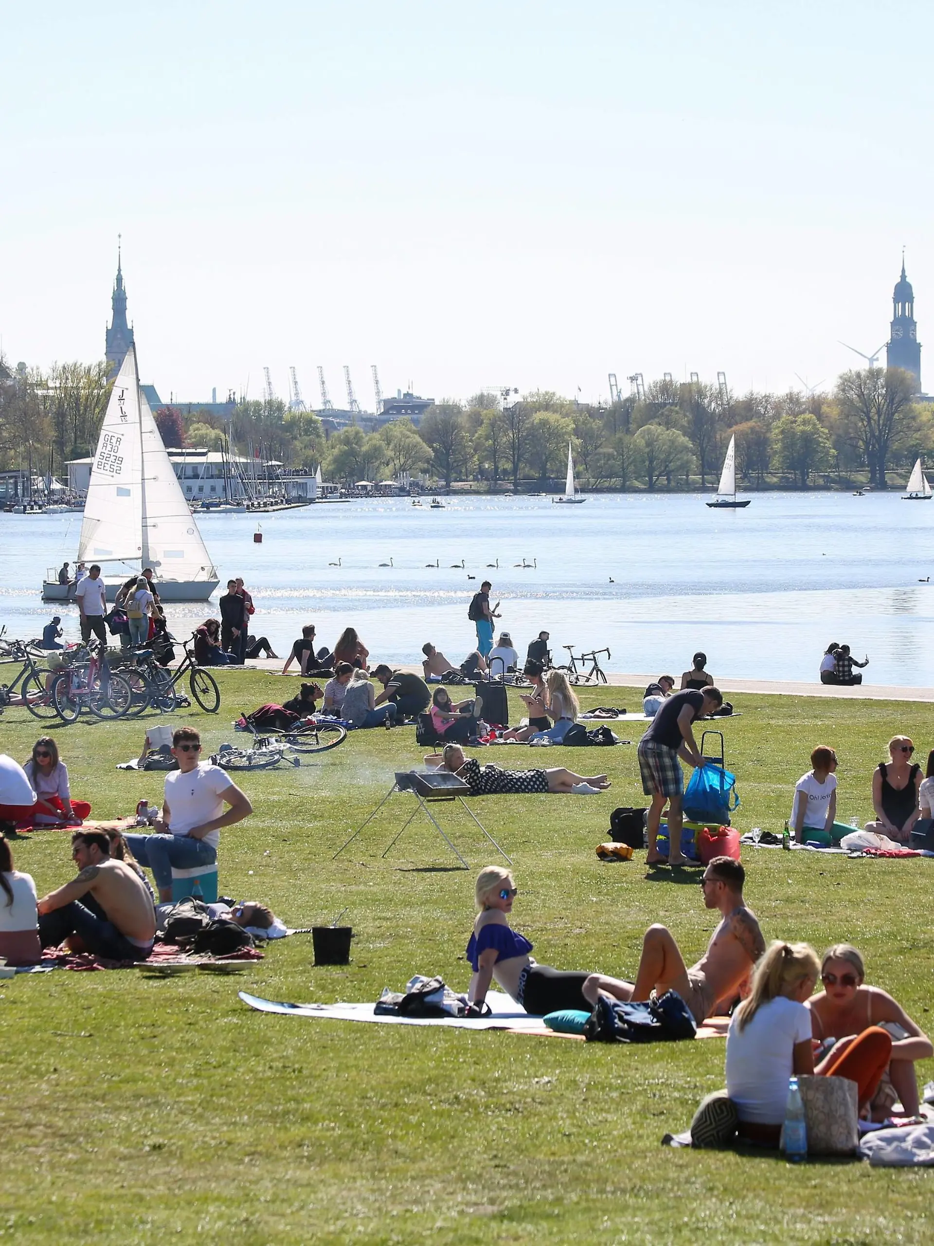 News Themen der Woche KW16 News Bilder des Tages Sonne an der Außenalster in Hamburg 21.04.2019, DEU, Deutschland, Hamburg: Ausflügler geniessen auf einer Wiese an der Außenalster das sommerliche Wetter. Hamburg Hamburg Deutschland *** Sun on the Outer Alster in Hamburg 21 04 2019 DEU Deutschland Hamburg Excursionists enjoy the summer weather Hamburg Hamburg Germany on a meadow on the Outer Alster  
