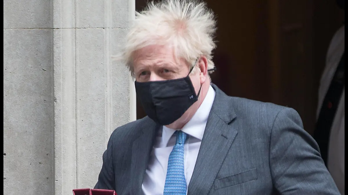 . 28/04/2021. London, United Kingdom. Boris Johnson PMQs. Prime Minister Boris Johnson departs Downing Street for PMQs at the House of Commons. PUBLICATIONxINxGERxSUIxAUTxHUNxONLY xMartynxWheatleyx/xi-Imagesx IIM-22144-0005