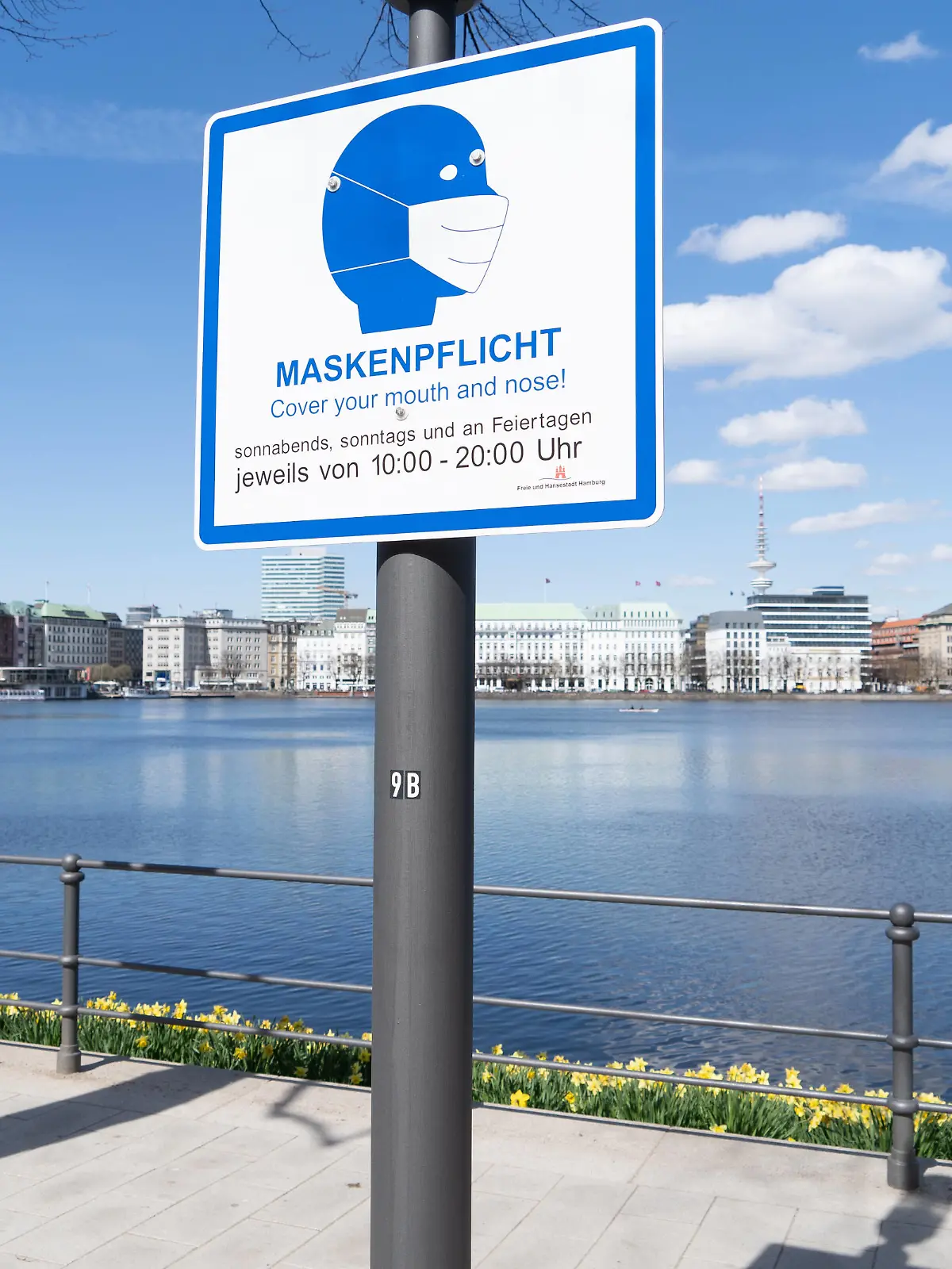  Schild Maskenpflicht an der Hamburger BinnenalsterSchild Maskenpflicht an der Hamburger Binnenalster, Hamburg Hamburg Deutschland Binnenalster *** sign mask obligation at the Hamburg Binnenalster sign mask obligation at the Hamburg Binnenalster, Hamburg Hamburg Germany Binnenalster