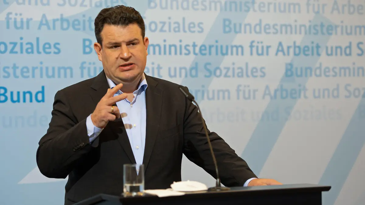 29.04.2021, Berlin: Bundesarbeitsminister Hubertus Heil (SPD) spricht während einer Pressekonferenz. Thema sind die Arbeitsmarktzahlen für den Monat April. Foto: Magdalena Tröndle/dpa +++ dpa-Bildfunk +++