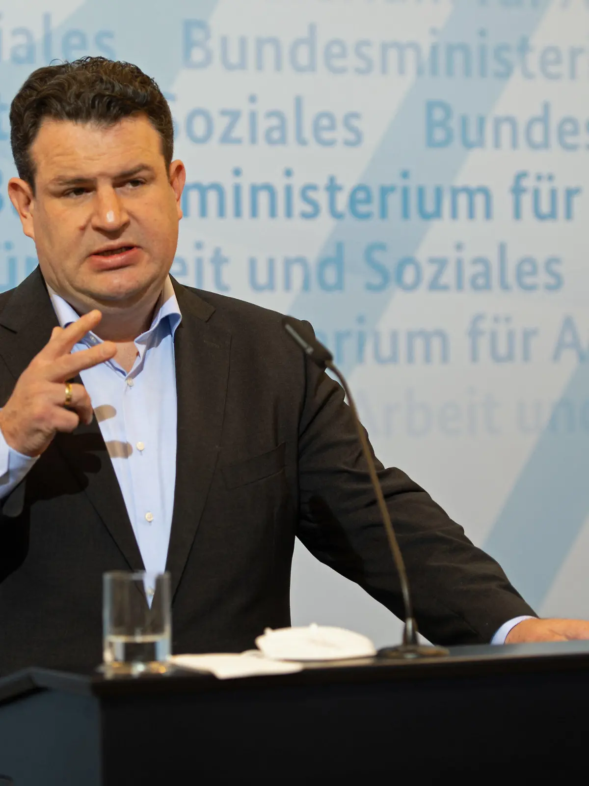 29.04.2021, Berlin: Bundesarbeitsminister Hubertus Heil (SPD) spricht während einer Pressekonferenz. Thema sind die Arbeitsmarktzahlen für den Monat April. Foto: Magdalena Tröndle/dpa +++ dpa-Bildfunk +++