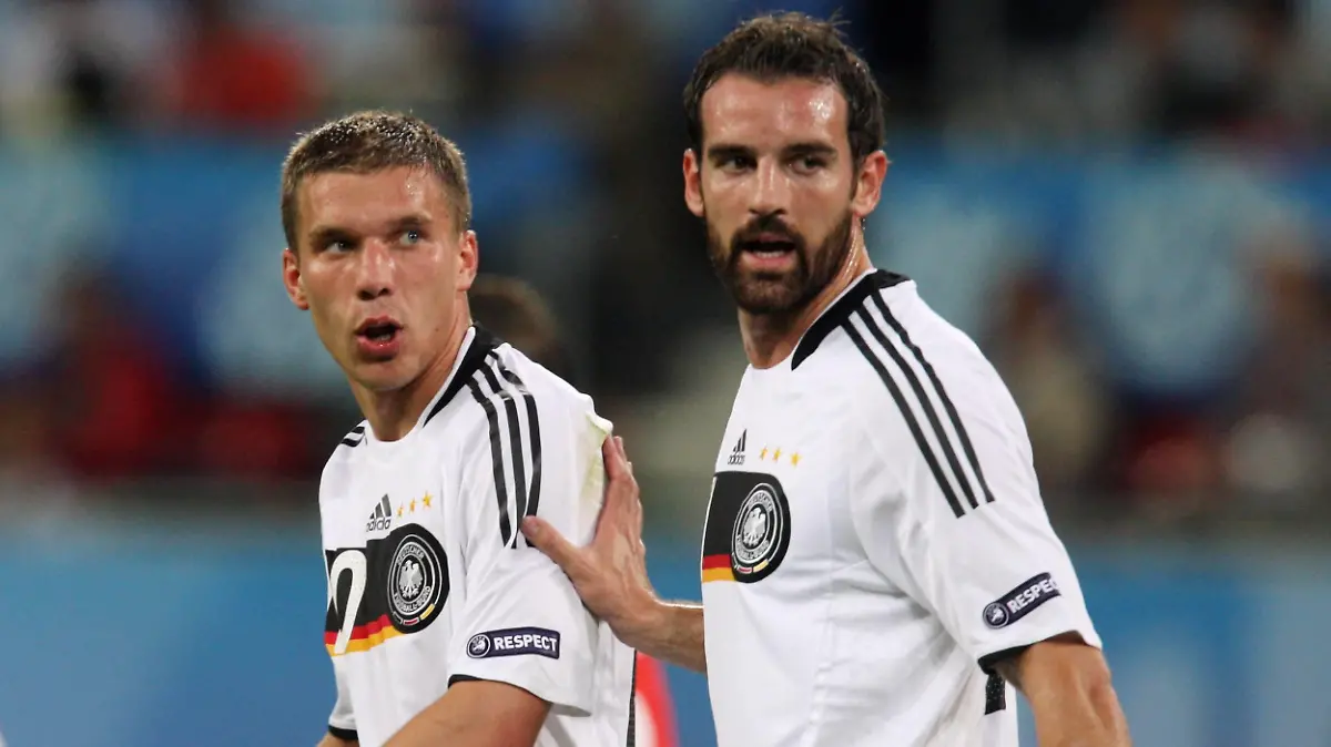 Bildnummer: 03729471  Datum: 08.06.2008  Copyright: imago/Chai v.d. Laage
Lukas Podolski (li.) und Christoph Metzelder (beide Deutschland); Vdig, quer EURO 2008, EM, Nationalmannschaft, Nationaltrikot Klagenfurt Fußball Länderspiel Herren Mannschaft Gruppenbild Aktion Personen

Image number 03729471 date 08 06 2008 Copyright imago Chai v D Laage Lukas Podolski left and Christoph Metzelder both Germany Vdig horizontal Euro 2008 euro national team National jersey Klagenfurt Football international match men Team Group photo Action shot Human Beings 