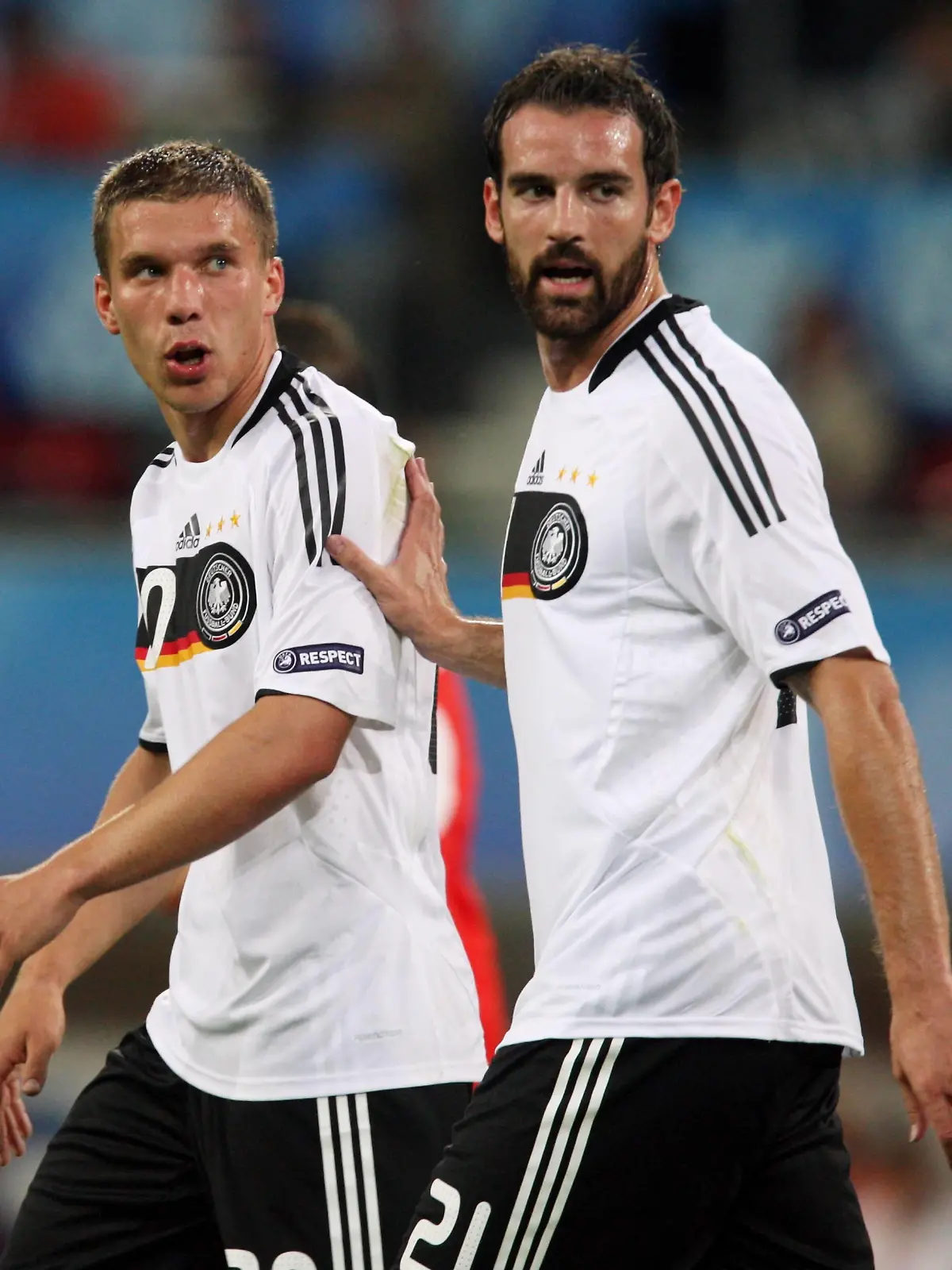 Bildnummer: 03729471  Datum: 08.06.2008  Copyright: imago/Chai v.d. Laage
Lukas Podolski (li.) und Christoph Metzelder (beide Deutschland); Vdig, quer EURO 2008, EM, Nationalmannschaft, Nationaltrikot Klagenfurt Fußball Länderspiel Herren Mannschaft Gruppenbild Aktion Personen

Image number 03729471 date 08 06 2008 Copyright imago Chai v D Laage Lukas Podolski left and Christoph Metzelder both Germany Vdig horizontal Euro 2008 euro national team National jersey Klagenfurt Football international match men Team Group photo Action shot Human Beings 