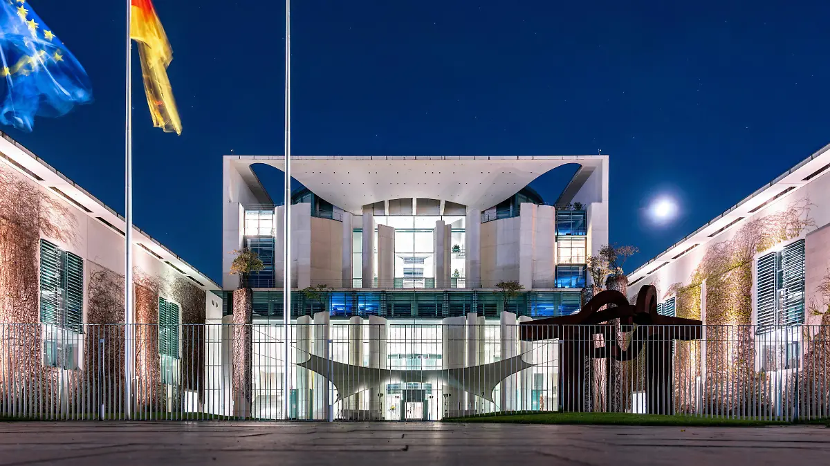 Frontansicht des Bundeskanzleramts in Berlin bei Nacht. 23.04.2023.