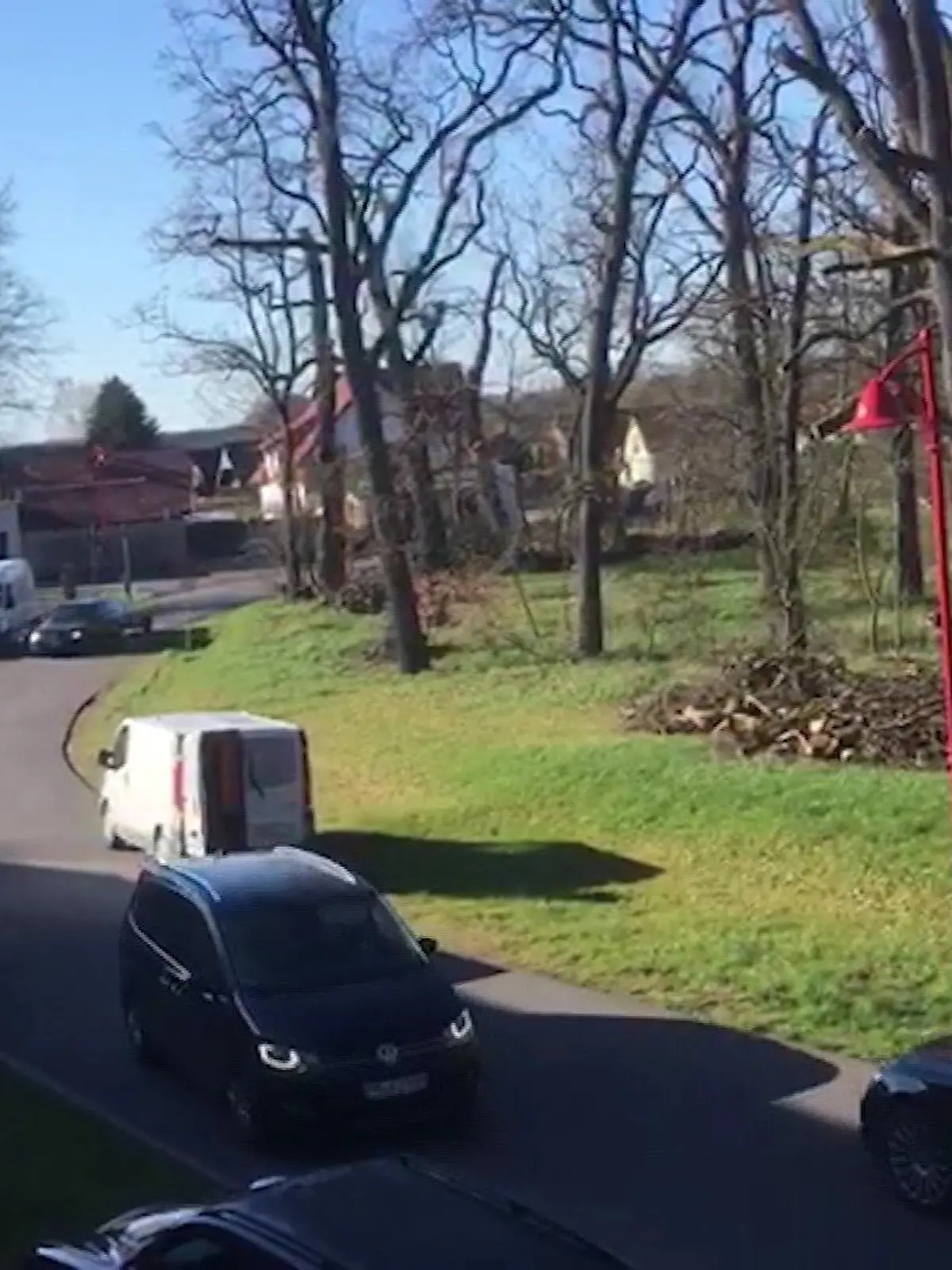 Autos fahren durch Anliegerstraße