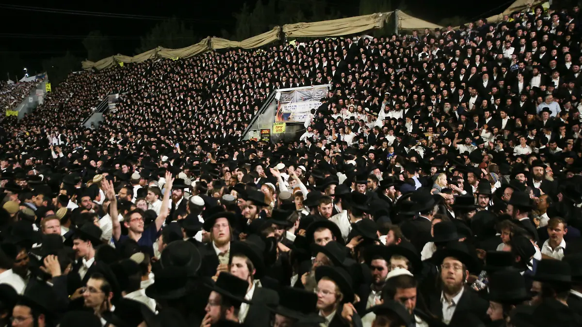 29.04.2021, Israel, Meron: Menschen versammeln sich und feiern den jüdischen Feiertag Lag BaOmer auf dem Berg Meron. Bei einer Massenpanik auf einem jüdischen Fest im Norden Israels sind nach Angaben von Rettungskräften mindestens 38 Menschen ums Leben gekommen. Foto: David Cohen/JINI via XinHua/dpa +++ dpa-Bildfunk +++