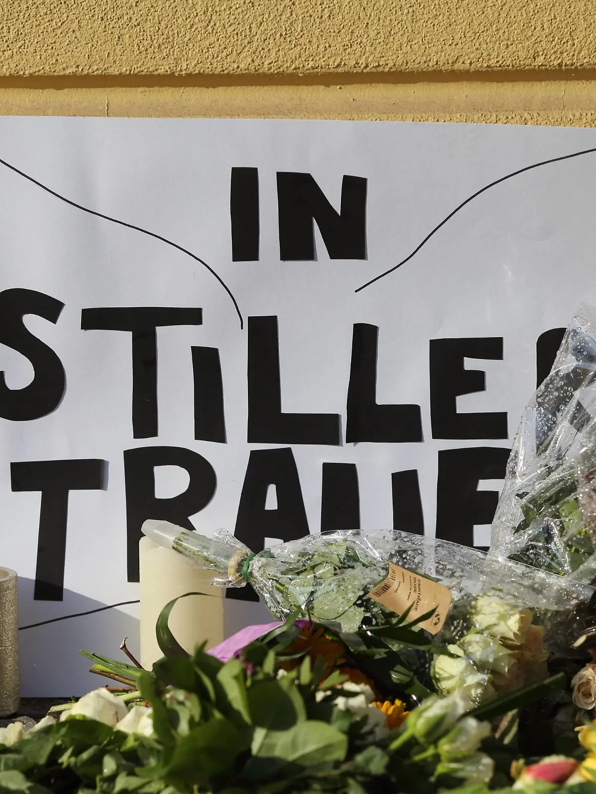  Blumen und Kerzen am Babelsberger Oberlinhaus, wo am Vorabend vier behinderte Menschen gewaltsam getötet worden, Potsdam, 29. April 2021. Gewaltverbrechen im Oberlinhaus *** Flowers and candles at Babelsberg Oberlinhaus, where four disabled people were violently killed the night before, Potsdam, 29 April 2021 Violent crime at Oberlinhaus