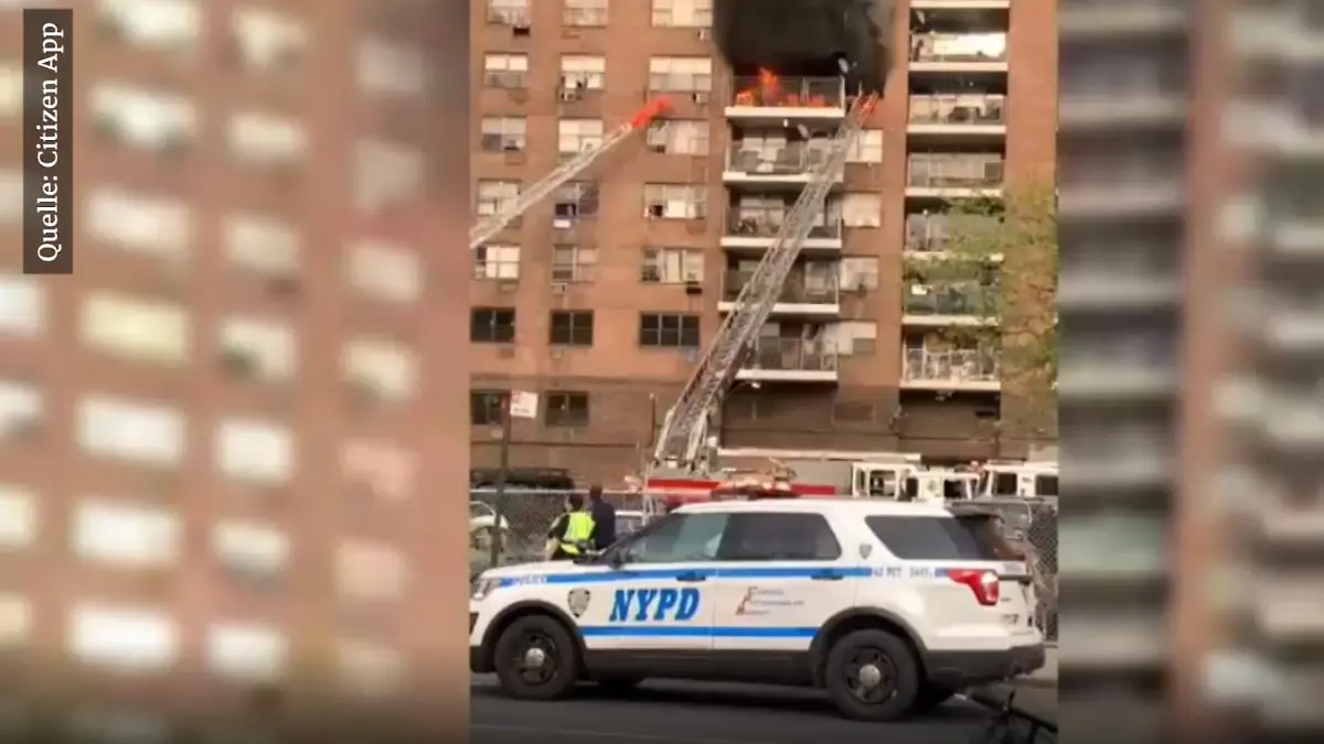 Die Flammen lodern bis auf den Balkon von dem das Mädchen sprang.