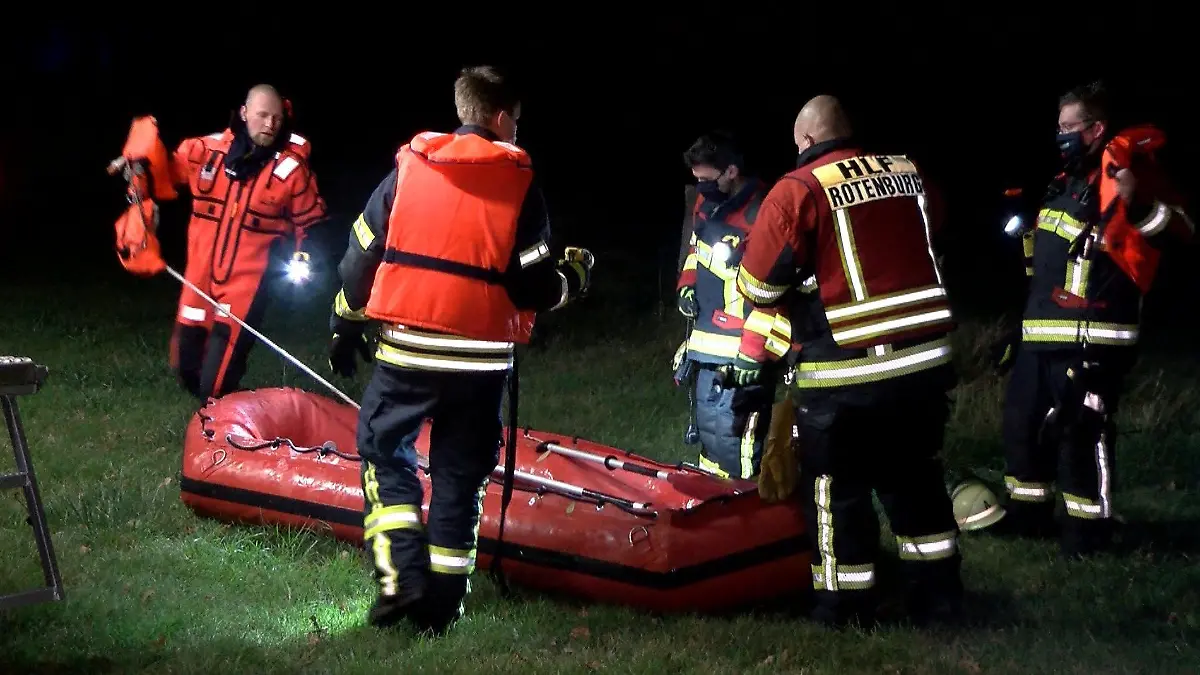 ARCHIV - 06.11.2020, Niedersachsen, Rotenburg: Feuerwehrleute sind mit einem Boot im Einsatz. Ein vermisstes Kleinkind war tot aus dem Fluss Wümme geborgen worden. Die Mutter ist wegen Totschlags angeklagt - am Freitag wird im Verdener Strafprozess eine Aussage von ihr erwartet. (Bestmögliche Qualität) - (zu dpa «Mutter soll Kind getötet haben - Aussage erwartet») Foto: Nord-West-Media TV/dpa +++ dpa-Bildfunk +++