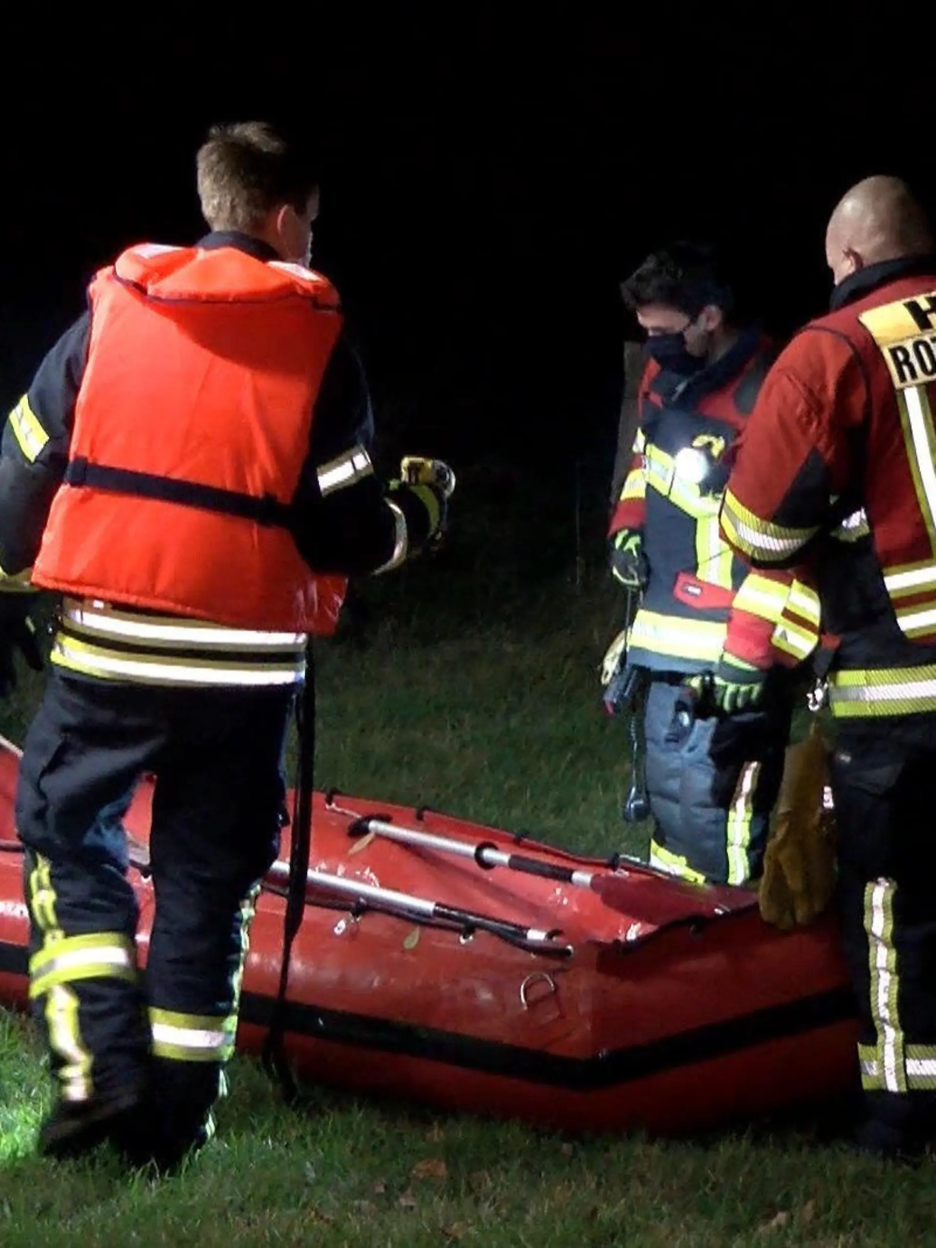 ARCHIV - 06.11.2020, Niedersachsen, Rotenburg: Feuerwehrleute sind mit einem Boot im Einsatz. Ein vermisstes Kleinkind war tot aus dem Fluss Wümme geborgen worden. Die Mutter ist wegen Totschlags angeklagt - am Freitag wird im Verdener Strafprozess eine Aussage von ihr erwartet. (Bestmögliche Qualität) - (zu dpa «Mutter soll Kind getötet haben - Aussage erwartet») Foto: Nord-West-Media TV/dpa +++ dpa-Bildfunk +++