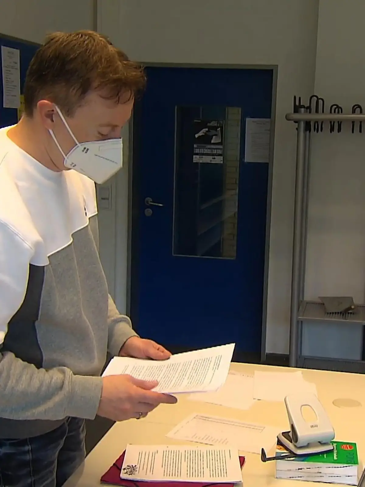 Einfach nur Abitur und ein anschließendes Studium wären ja langweilig.
André Peschke alias Dresta hat eine ganz besondere Karriere zu bieten.Schon seit Jahren träumt André von einer Zukunft als Rapper und hat in der Vergangenheit erste kleine Erfolge. Doch das bürgerliche Leben holte ihn dann doch schneller ein als gedacht: 2007 studiert er und ist inzwischen ein waschechter Lehrer- seinen Traum hat er trotz allem nie aus den Augen verloren und startet nun als Rapper durch.