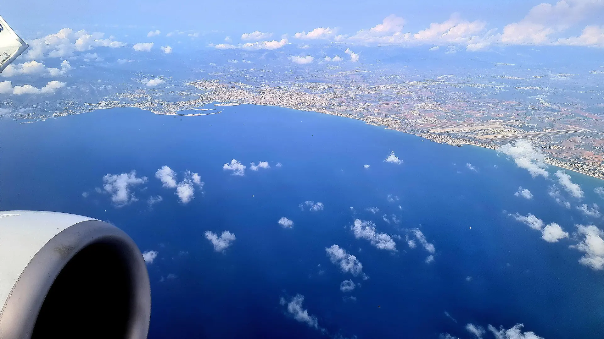 Palma Themenfoto: Corona, Urlaub, Mallorca, 22.09.2020 Blick aus dem Flugzeug auf die Bucht von Palma de Mallorca, Themenfoto: Corona, Urlaub, Mallorca - Jogi/Eibner-Pressefoto *** Palma theme photo Corona, holiday, Mallorca, 22 09 2020 View from the plane to the bay of Palma de Mallorca, theme photo Corona, holiday, Mallorca Jogi Eibner press photo Copyright: xAugstx/xEibner-Pressefotox EP_jat