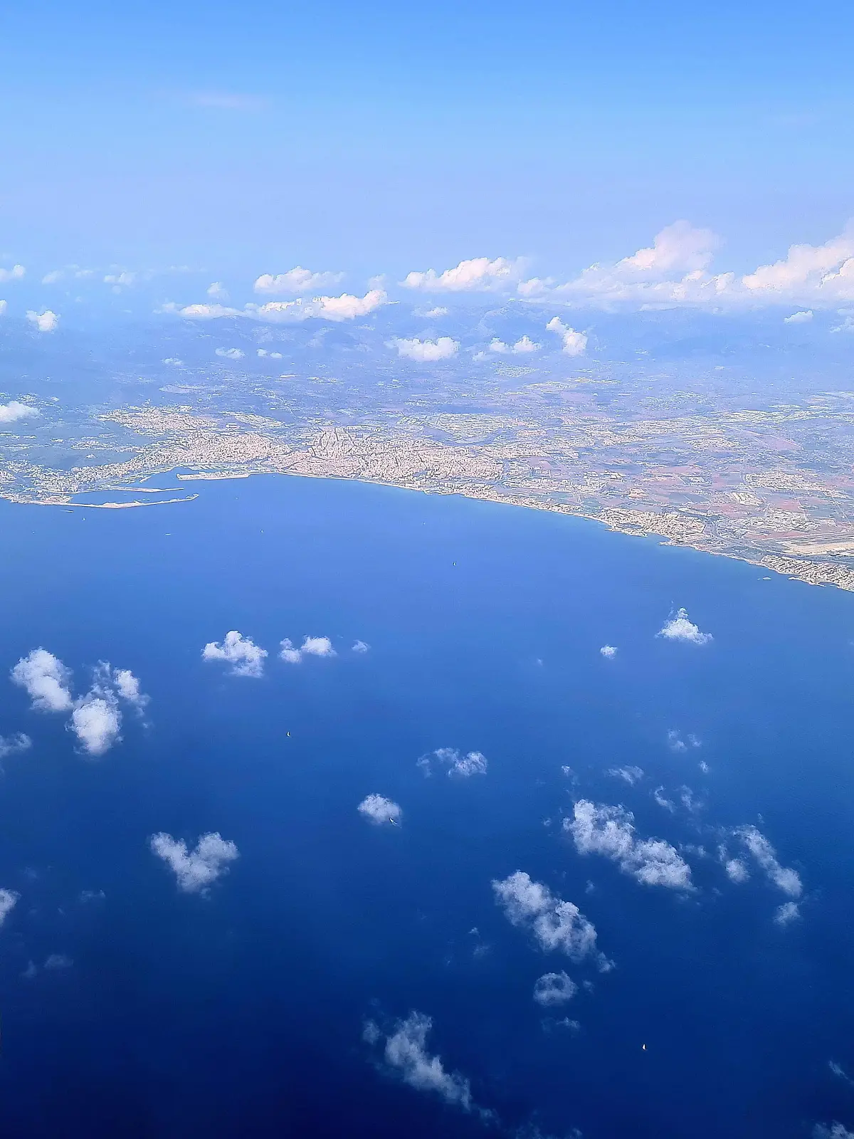  Palma Themenfoto: Corona, Urlaub, Mallorca, 22.09.2020 Blick aus dem Flugzeug auf die Bucht von Palma de Mallorca, Themenfoto: Corona, Urlaub, Mallorca - Jogi/Eibner-Pressefoto *** Palma theme photo Corona, holiday, Mallorca, 22 09 2020 View from the plane to the bay of Palma de Mallorca, theme photo Corona, holiday, Mallorca Jogi Eibner press photo Copyright: xAugstx/xEibner-Pressefotox EP_jat
