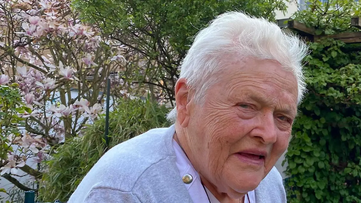 Eva Schulze aus Berlin in ihrem Garten