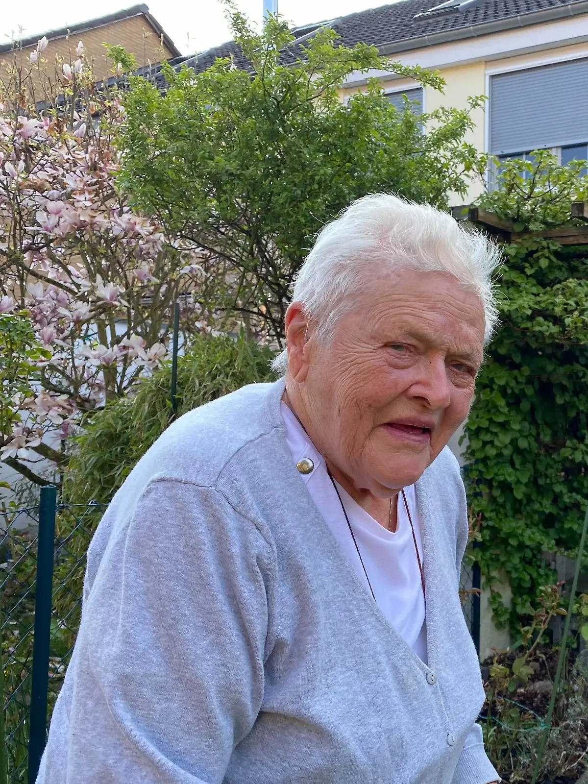 Eva Schulze aus Berlin in ihrem Garten