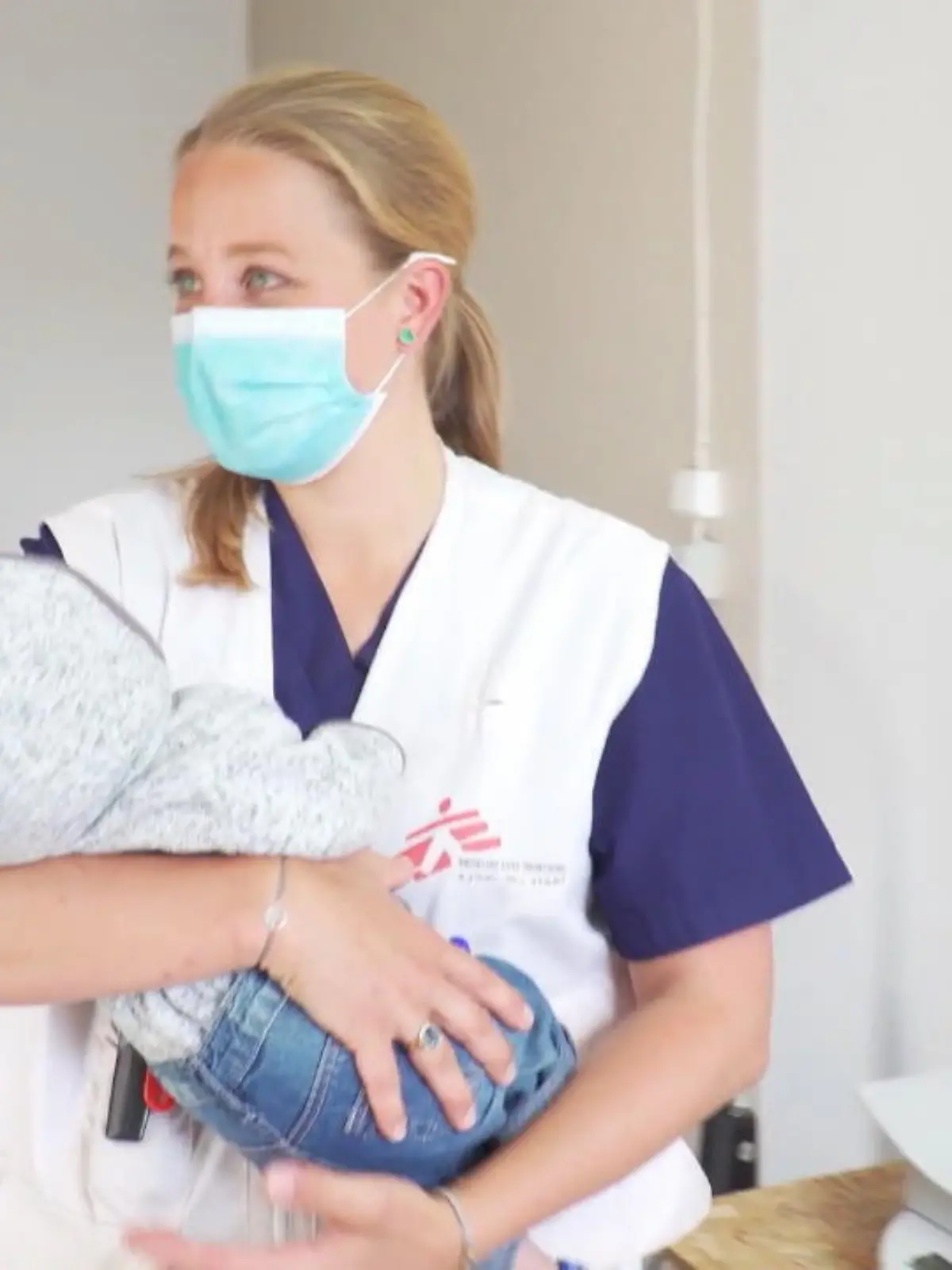 "Das ist bisher mein schlimmster Einsatz", sagt die junge Hebamme Julia Falkner aus Österreich. Sie arbeitet für Ärzte ohne Grenzen. Und da ist sie oft in Krisengebieten unterwegs, aber die Situation hier ist besonders fordernd.  Wir haben Julia Falkner bei ihrer Arbeit begleitet.