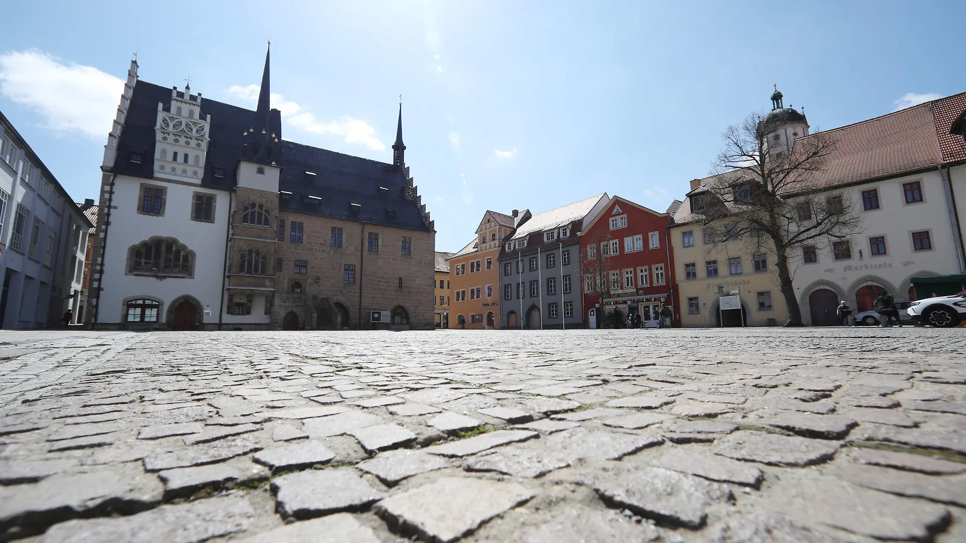 23.04.2021, Thüringen, Neustadt an der Orla: Fast menschenleer ist der Markplatz der Kleinstadt. Der Landkreis Saale-Orla-Kreis (TH) weist mit 377,3 die höchste 7-Tage-Inzidenz in Deutschland aus. (Stand 23.04.2021) Foto: Bodo Schackow/dpa-Zentralbild/dpa +++ dpa-Bildfunk +++