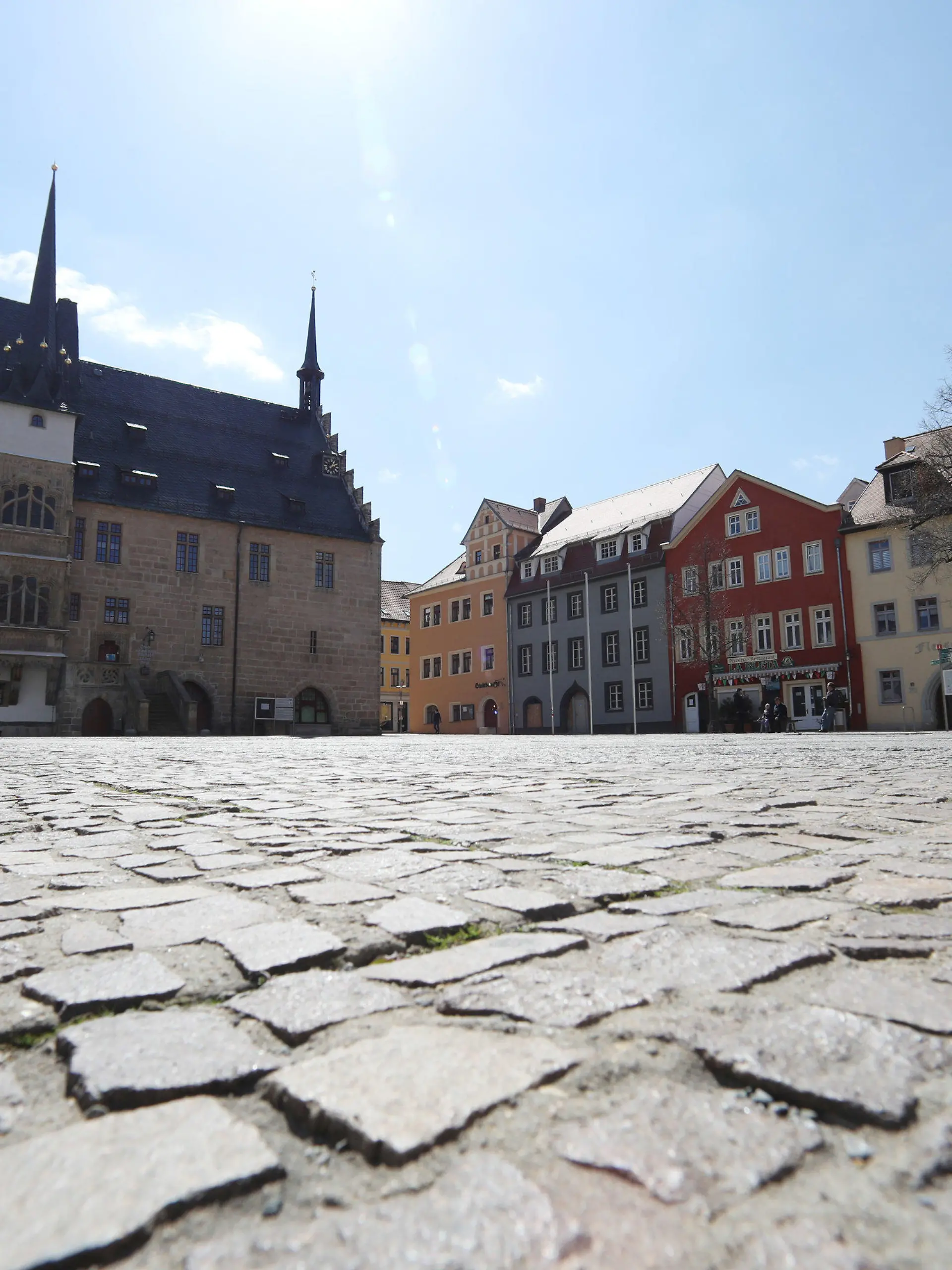 23.04.2021, Thüringen, Neustadt an der Orla: Fast menschenleer ist der Markplatz der Kleinstadt. Der Landkreis Saale-Orla-Kreis (TH) weist mit 377,3 die höchste 7-Tage-Inzidenz in Deutschland aus. (Stand 23.04.2021) Foto: Bodo Schackow/dpa-Zentralbild/dpa +++ dpa-Bildfunk +++
