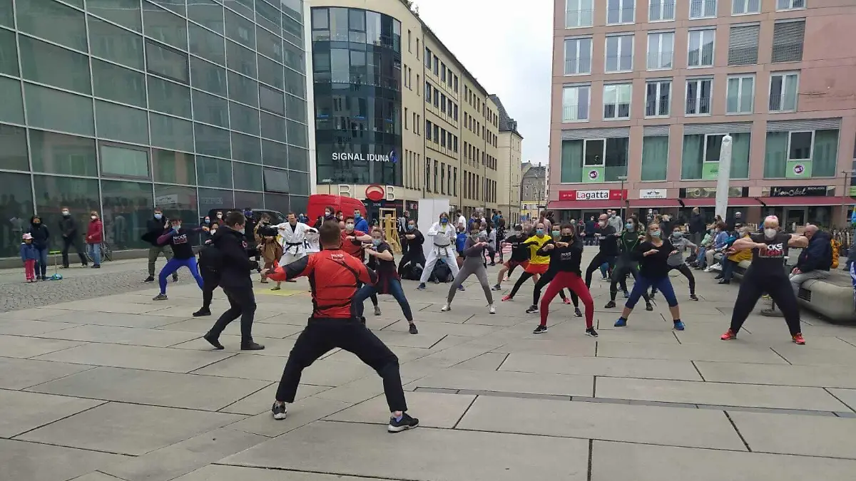 Die Initiative "Wir für Sport" kämpft für die Öffnung von Sportstätten. Am 01. Mai veranstalteten sie deshalb eine Sportaktion vor dem Rathaus in Chemnitz und in weiteren Städten zur gleichen Zeit. (Quelle: "Wir für Sport"/Nick Kedzierski)