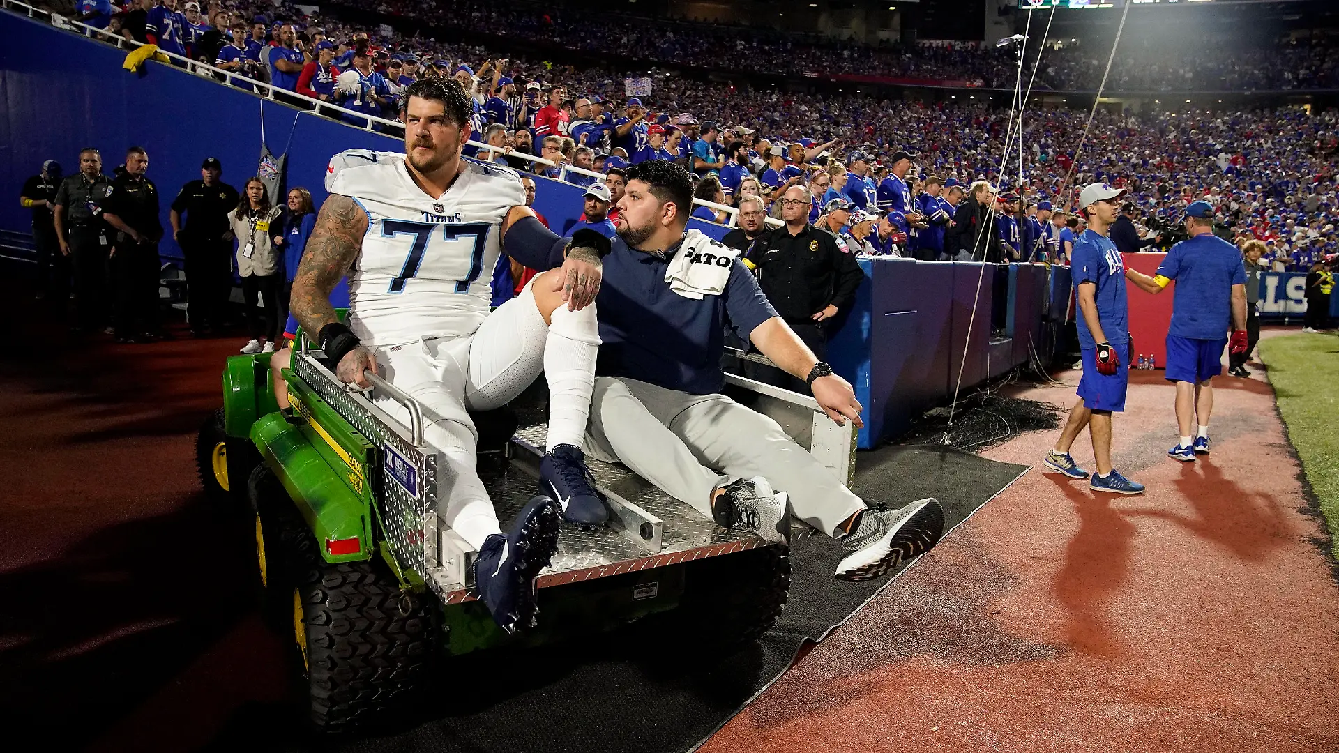NFL, American Football Herren, USA Tennessee Titans at Buffalo Bills, Sep 19, 2022 Orchard Park, New York, USA Tennessee Titans offensive tackle Taylor Lewan 77 is helped from the field after getting an injury during the first quarter against the Buffalo Bills at Highmark Stadium Mandatory Credit: George Walker IV -USA TODAY Sports, 19.09.2022 18:42:03, 19079096, Buffalo Bills, NPStrans, Taylor Lewan, NFL, Tennessee Titans, TopPic PUBLICATIONxINxGERxSUIxAUTxONLY Copyright: xGeorgexWalkerxIVx 19079096