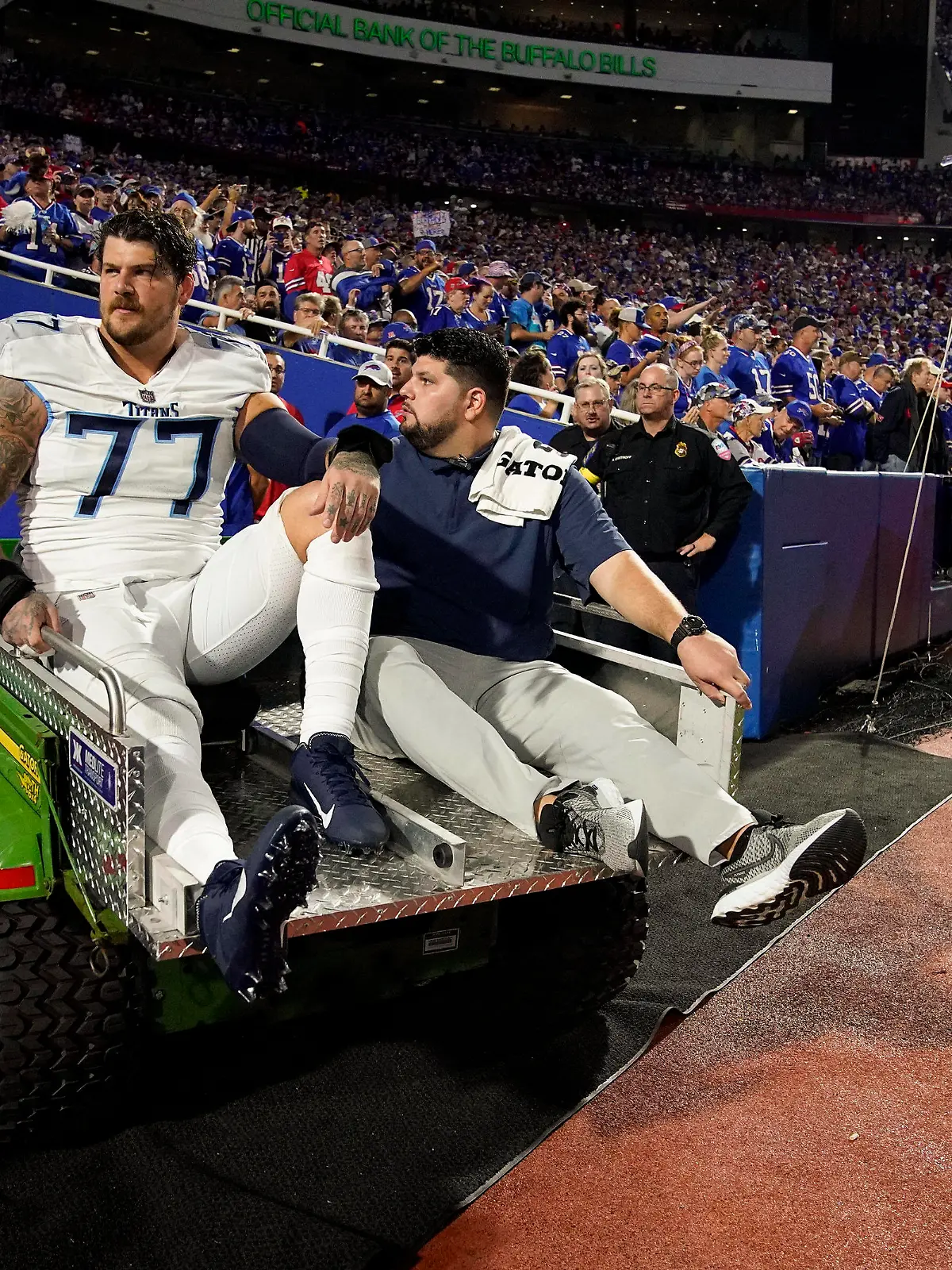 NFL, American Football Herren, USA Tennessee Titans at Buffalo Bills, Sep 19, 2022 Orchard Park, New York, USA Tennessee Titans offensive tackle Taylor Lewan 77 is helped from the field after getting an injury during the first quarter against the Buffalo Bills at Highmark Stadium Mandatory Credit: George Walker IV -USA TODAY Sports, 19.09.2022 18:42:03, 19079096, Buffalo Bills, NPStrans, Taylor Lewan, NFL, Tennessee Titans, TopPic PUBLICATIONxINxGERxSUIxAUTxONLY Copyright: xGeorgexWalkerxIVx 19079096