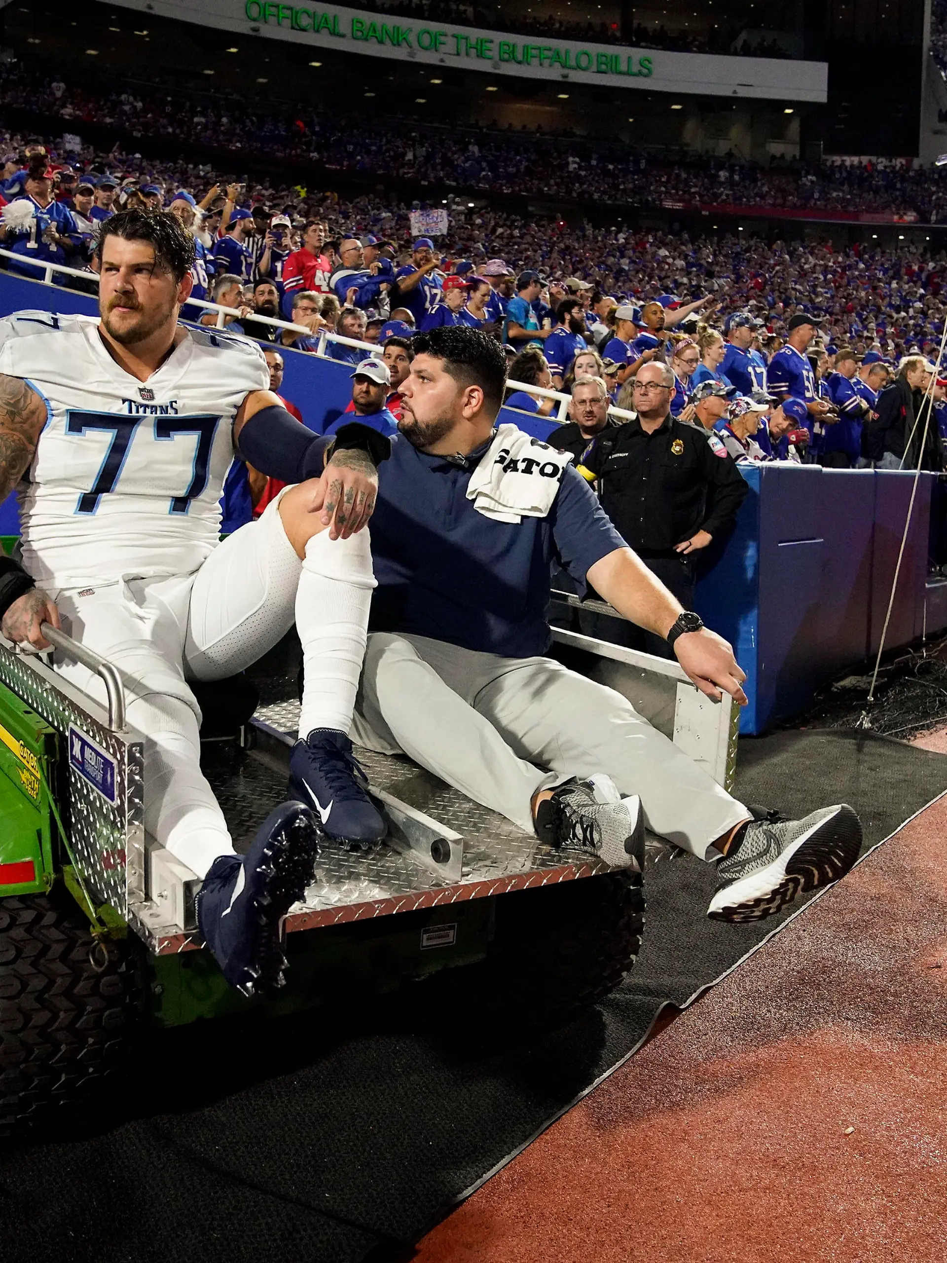 NFL, American Football Herren, USA Tennessee Titans at Buffalo Bills, Sep 19, 2022 Orchard Park, New York, USA Tennessee Titans offensive tackle Taylor Lewan 77 is helped from the field after getting an injury during the first quarter against the Buffalo Bills at Highmark Stadium Mandatory Credit: George Walker IV -USA TODAY Sports, 19.09.2022 18:42:03, 19079096, Buffalo Bills, NPStrans, Taylor Lewan, NFL, Tennessee Titans, TopPic PUBLICATIONxINxGERxSUIxAUTxONLY Copyright: xGeorgexWalkerxIVx 19079096