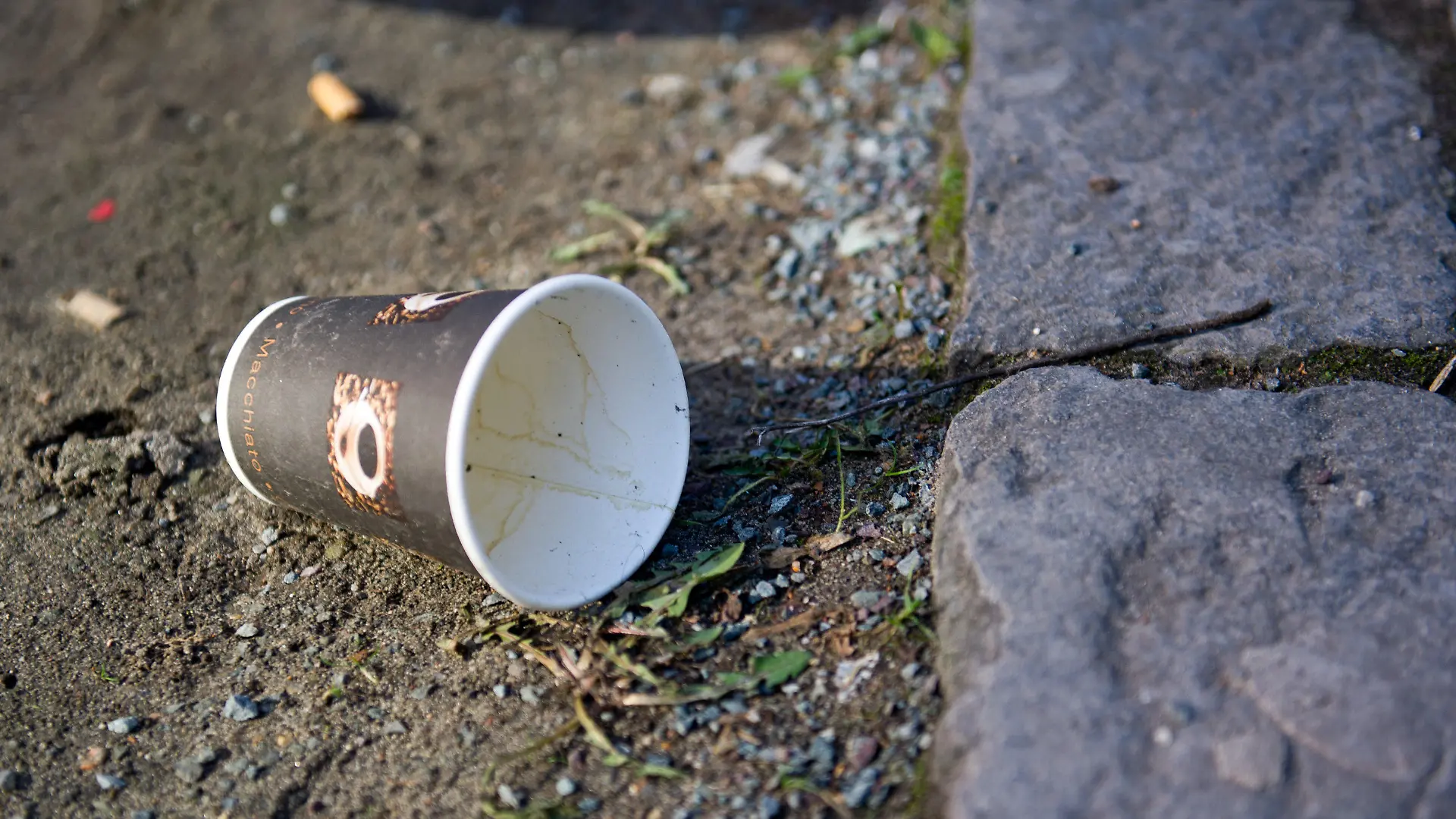 ARCHIV - Ein leerer Kaffeebecher liegt am 10.02.2014 in Berlin auf dem Boden. Der Coffee-to-go-Boom verursacht in Deutschland ein großes Müllproblem. Durch die steigende Nachfrage nach «Kaffee für unterwegs» werden hierzulande nach Angaben der Deutschen Umwelthilfe inzwischen pro Stunde 320 000 Einwegbecher verbraucht. Foto: Inga Kjer/dpa (zu dpa:"Jede Stunde landen in Deutschland 320 000 Einweg-Kaffeebecher im Müll vom 31.08.2015) +++(c) dpa - Bildfunk+++