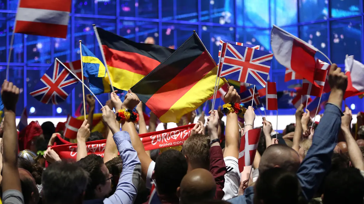 ARCHIV - 10.05.2014, Dänemark, Kopenhagen: Fans schwenken Nationalflaggen vor Beginn des großen Finales des 59. Eurovision Song Contest (ESC). Beim Eurovision Songs-Contest (ESC) in Rotterdam im Mai dürfen trotz anhaltend hoher Infektionszahlen doch Zuschauer dabei sein. Die niederländische Regierung gab endgültig grünes Licht, wie die Organisatoren des Wettbewerbes am 30.04.2021 in Rotterdam mitteilten. Bei öffentlichen Proben, Halbfinals und dem Finale werden jeweils 3500 Zuschauer zugelassen. (zu dpa "Niederländische Regierung gibt grünes Licht für ESC mit Zuschauern") Foto: Jörg Carstensen/dpa +++ dpa-Bildfunk +++