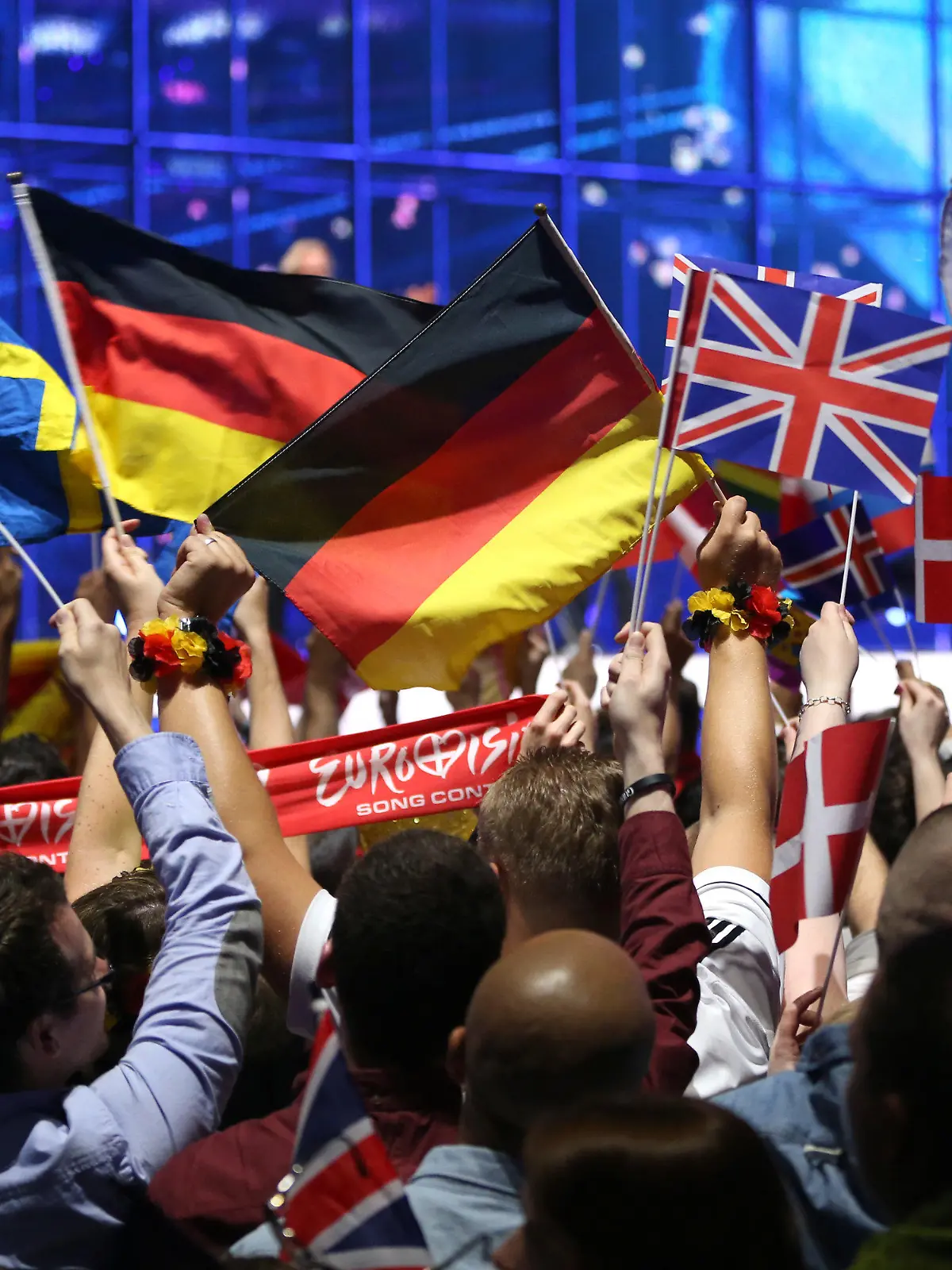 ARCHIV - 10.05.2014, Dänemark, Kopenhagen: Fans schwenken Nationalflaggen vor Beginn des großen Finales des 59. Eurovision Song Contest (ESC). Beim Eurovision Songs-Contest (ESC) in Rotterdam im Mai dürfen trotz anhaltend hoher Infektionszahlen doch Zuschauer dabei sein. Die niederländische Regierung gab endgültig grünes Licht, wie die Organisatoren des Wettbewerbes am 30.04.2021 in Rotterdam mitteilten. Bei öffentlichen Proben, Halbfinals und dem Finale werden jeweils 3500 Zuschauer zugelassen. (zu dpa "Niederländische Regierung gibt grünes Licht für ESC mit Zuschauern") Foto: Jörg Carstensen/dpa +++ dpa-Bildfunk +++