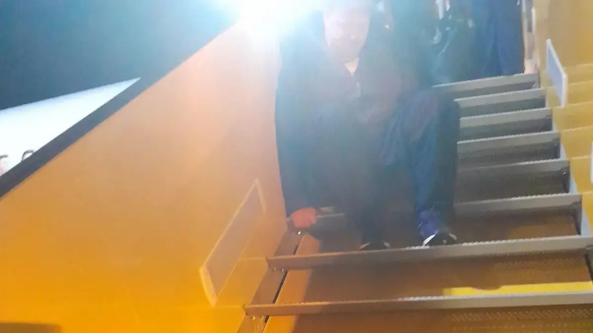 Dieser Mann musste eine Treppe herunterkriechen.