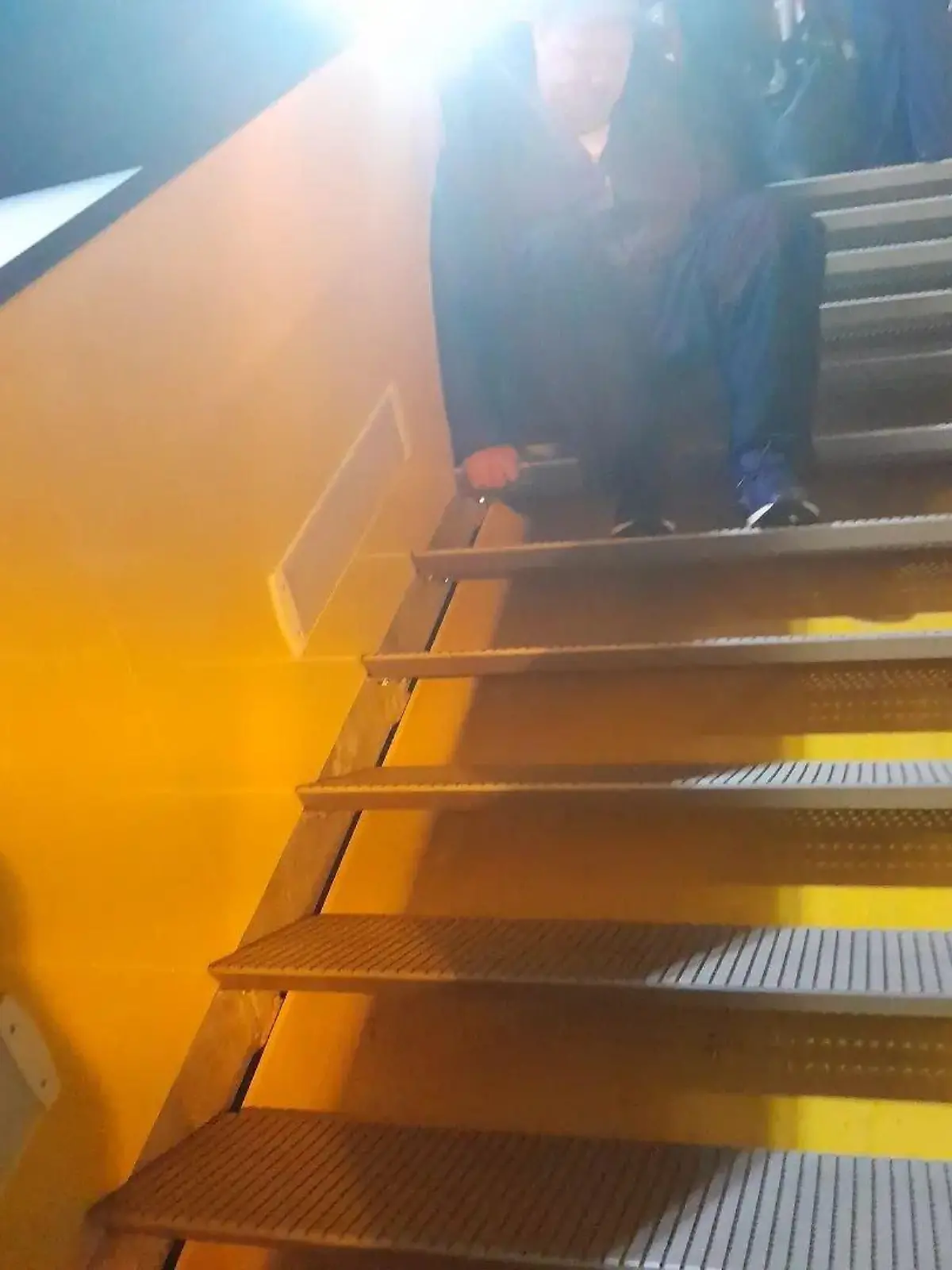 Dieser Mann musste eine Treppe herunterkriechen.