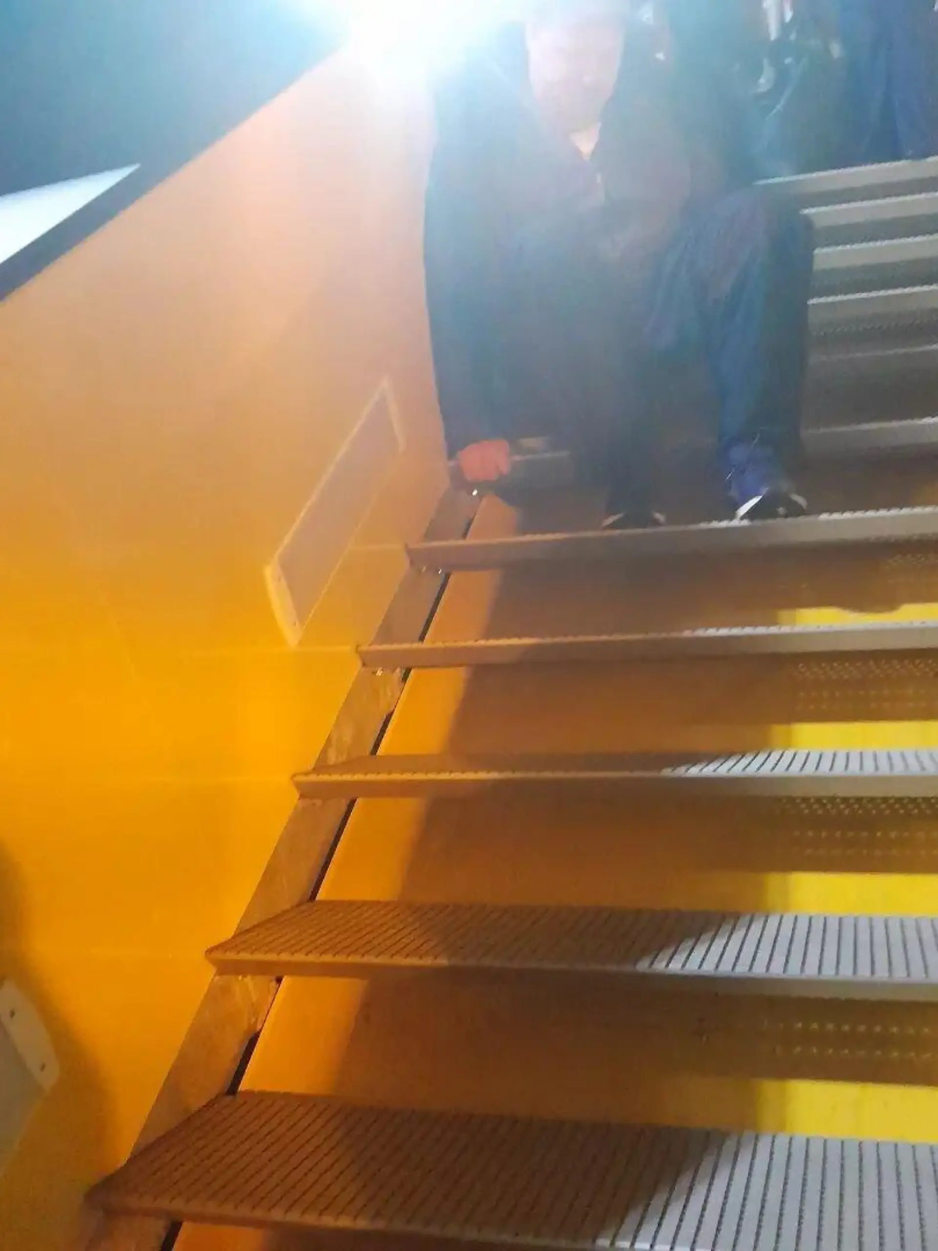 Dieser Mann musste eine Treppe herunterkriechen.