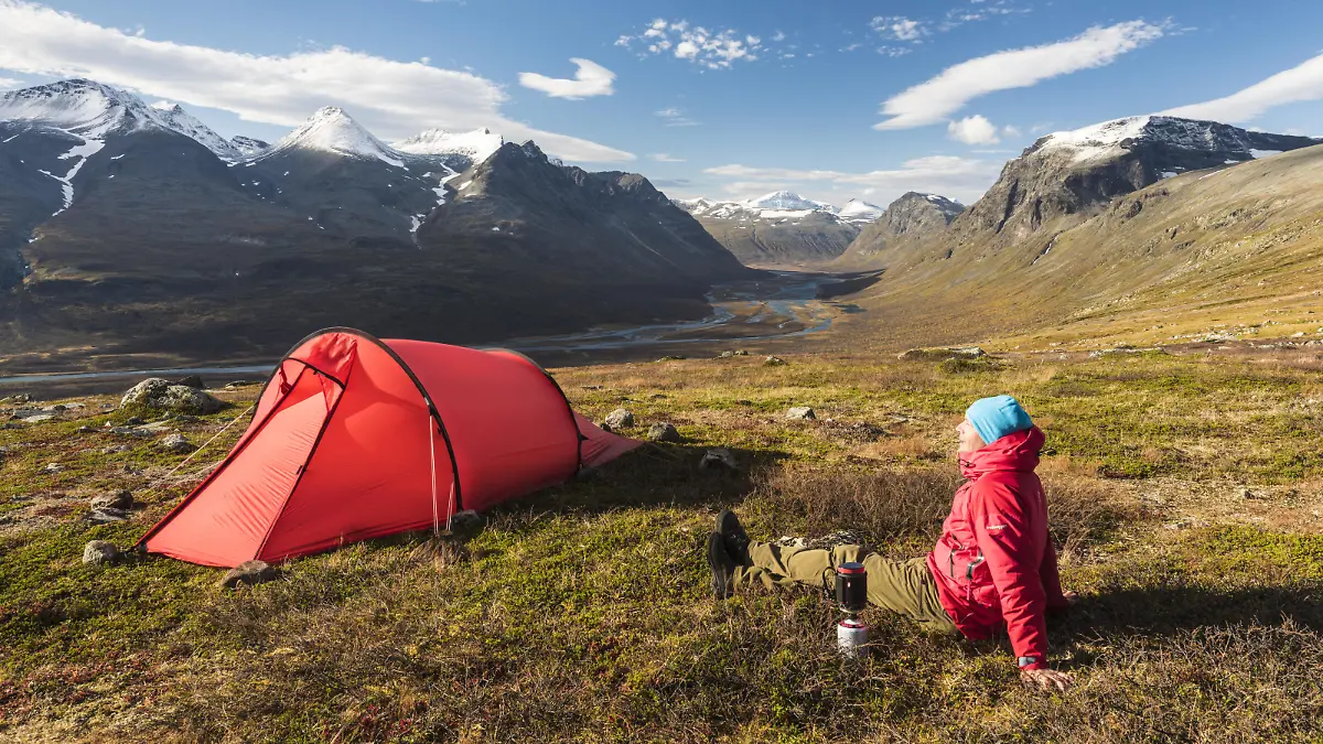Mann blickt ueber das Rapadalen, Sarek Nationalpark, Welterbe Laponia, Norrbotten, Lappland, Schweden, September 2015