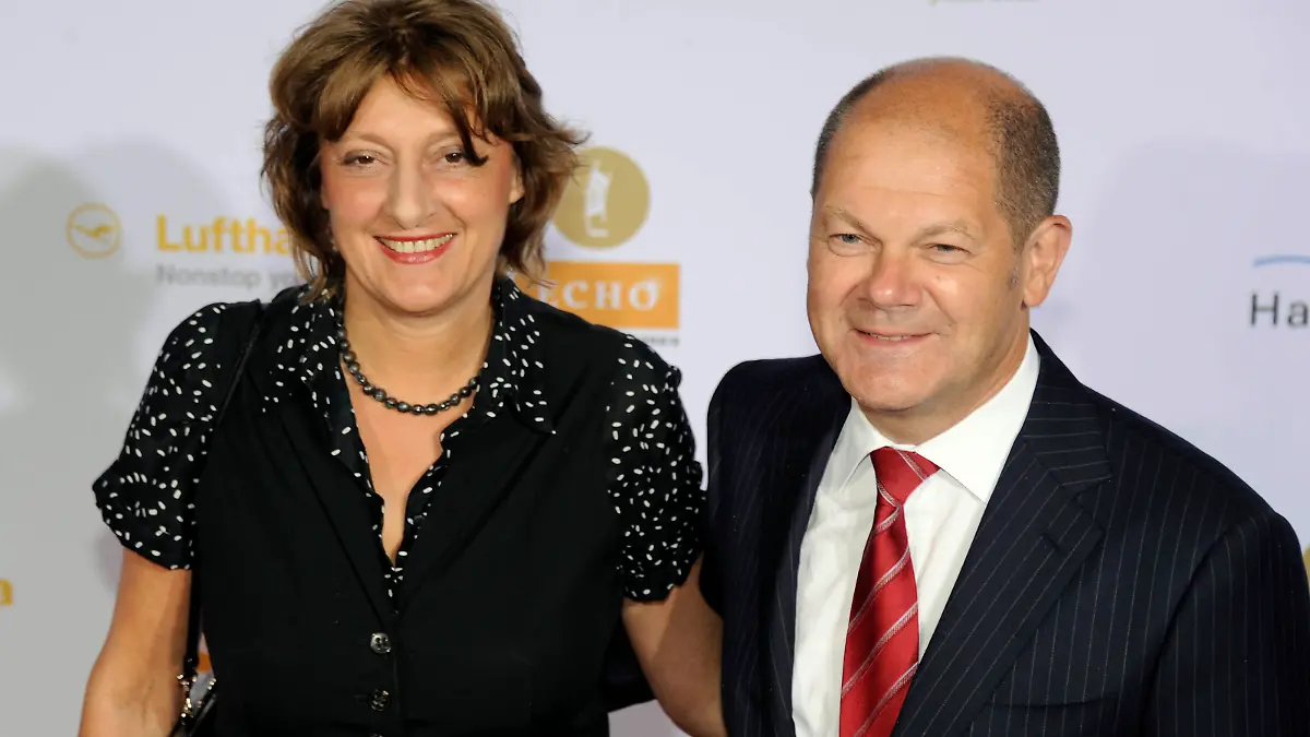 Olaf Scholz und SPD-Politikerin Britta Ernst sind seit 1998 verheiratet und leben kinderlos in Brandenburgs Landeshauptstadt Potsdam.