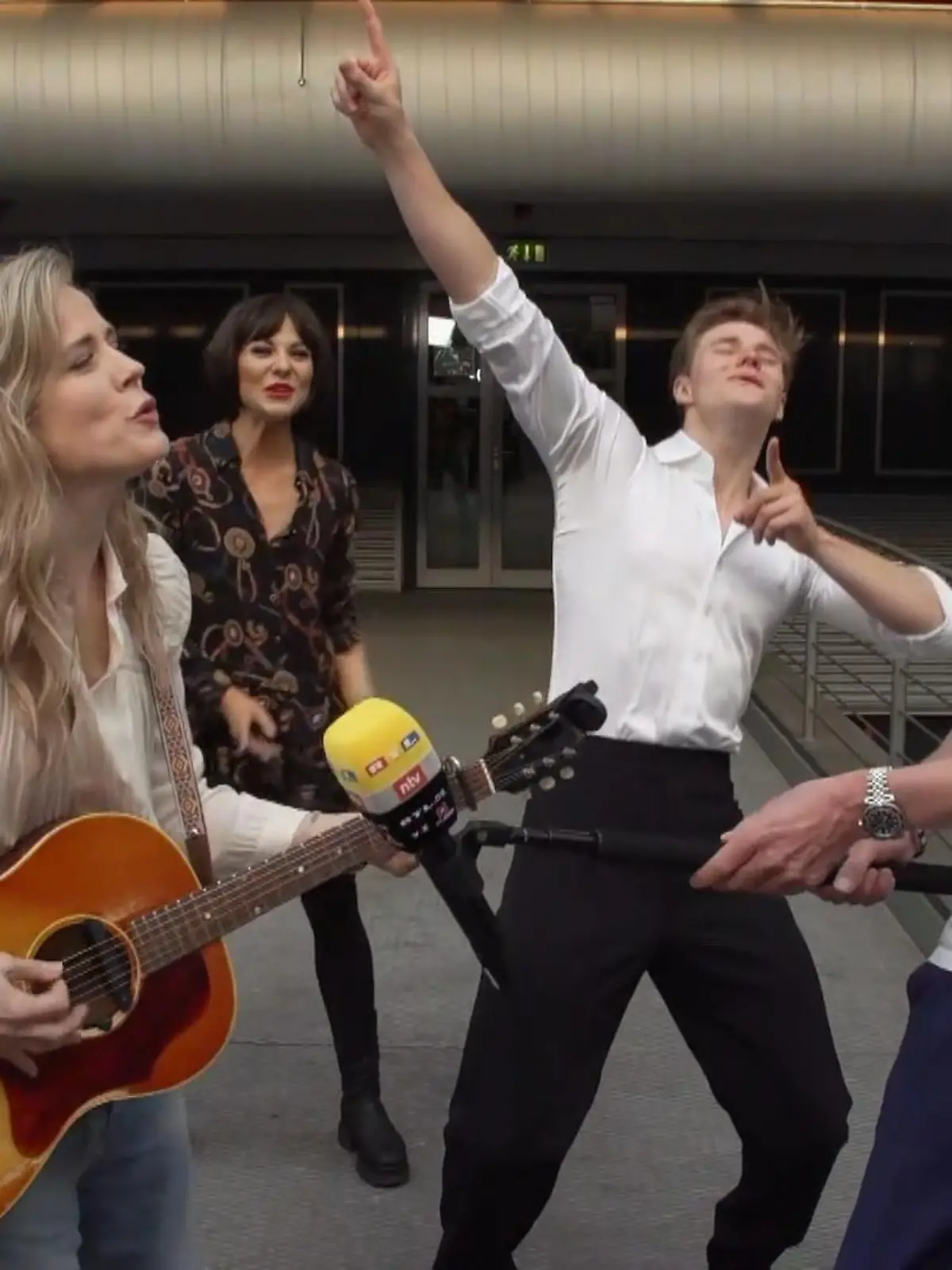 Bild zu: "Ilse DeLange und Mickie Krause singen "Calm After The Storm""